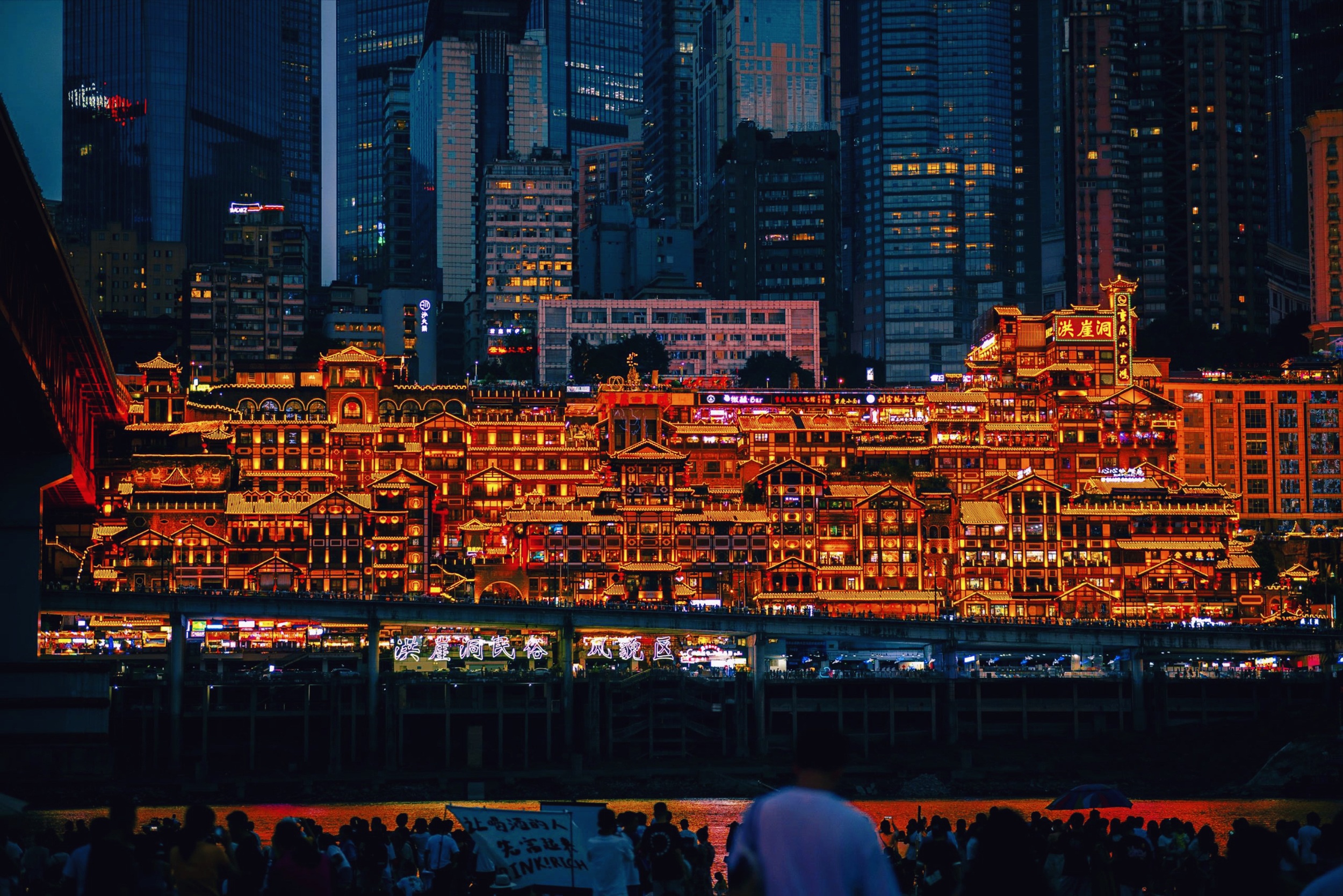 洪崖洞的吊腳樓與城市立交相映成趣,嘉陵江與長江在藍調時刻呈現層次的水面與天際線,有的旅客為了這張照片,特意去了一趟重慶~ 洪崖洞的吊腳樓與城市立交相映成趣,嘉陵江與長江在藍調時刻呈現層次的水面與天際線,有的旅客為了這張照片,特意去了一趟重慶~