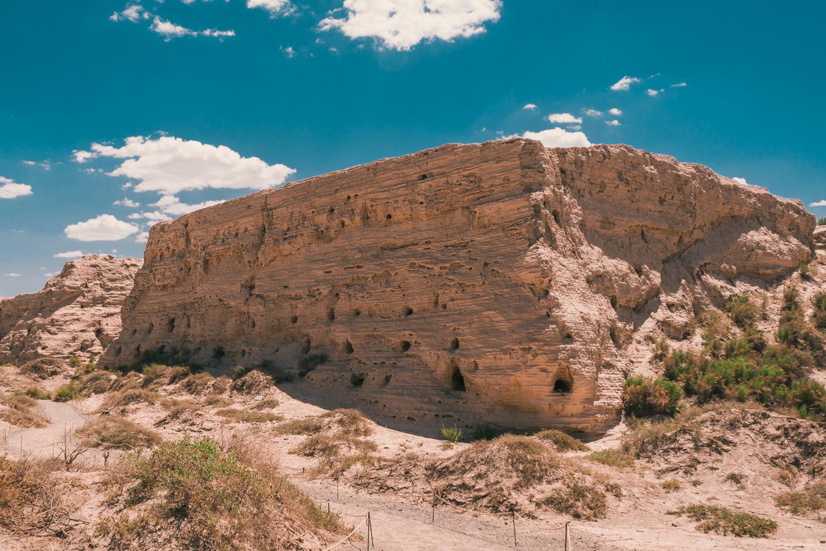 鎖陽城：瓜州戈壁中的漢唐古城遺址，曾是絲路軍事重鎮和綠洲農墾中心。古城格局清晰，塔兒寺遺蹟猶存，見證了古代邊塞的屯墾戍邊與文化交流歷史。