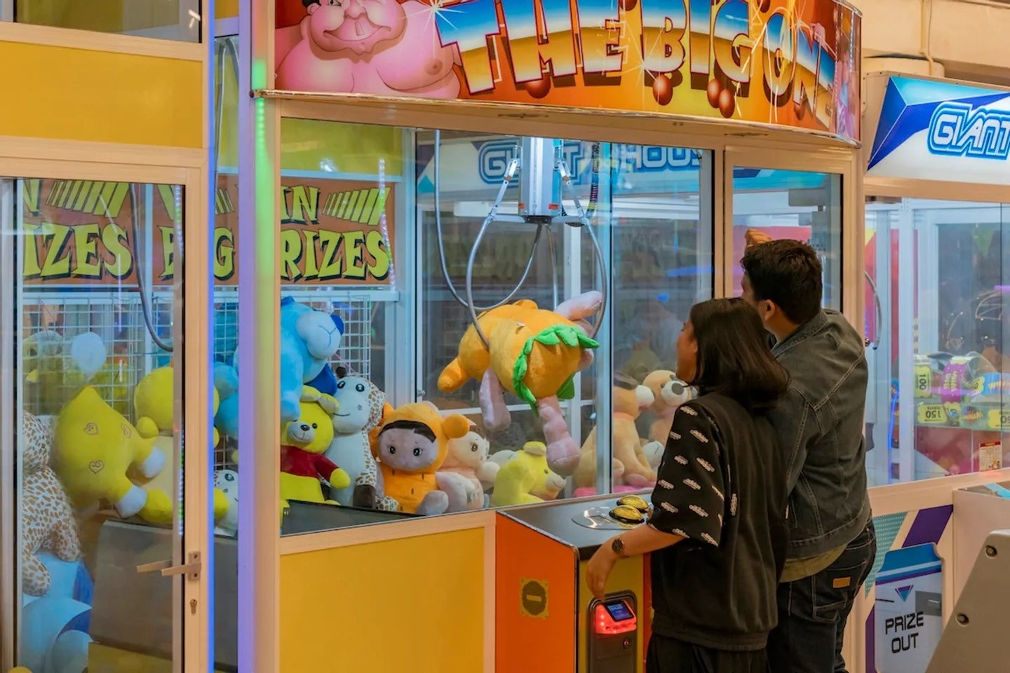 在各式各樣的夾娃娃機上大顯身手，把豐富獎品帶回家！