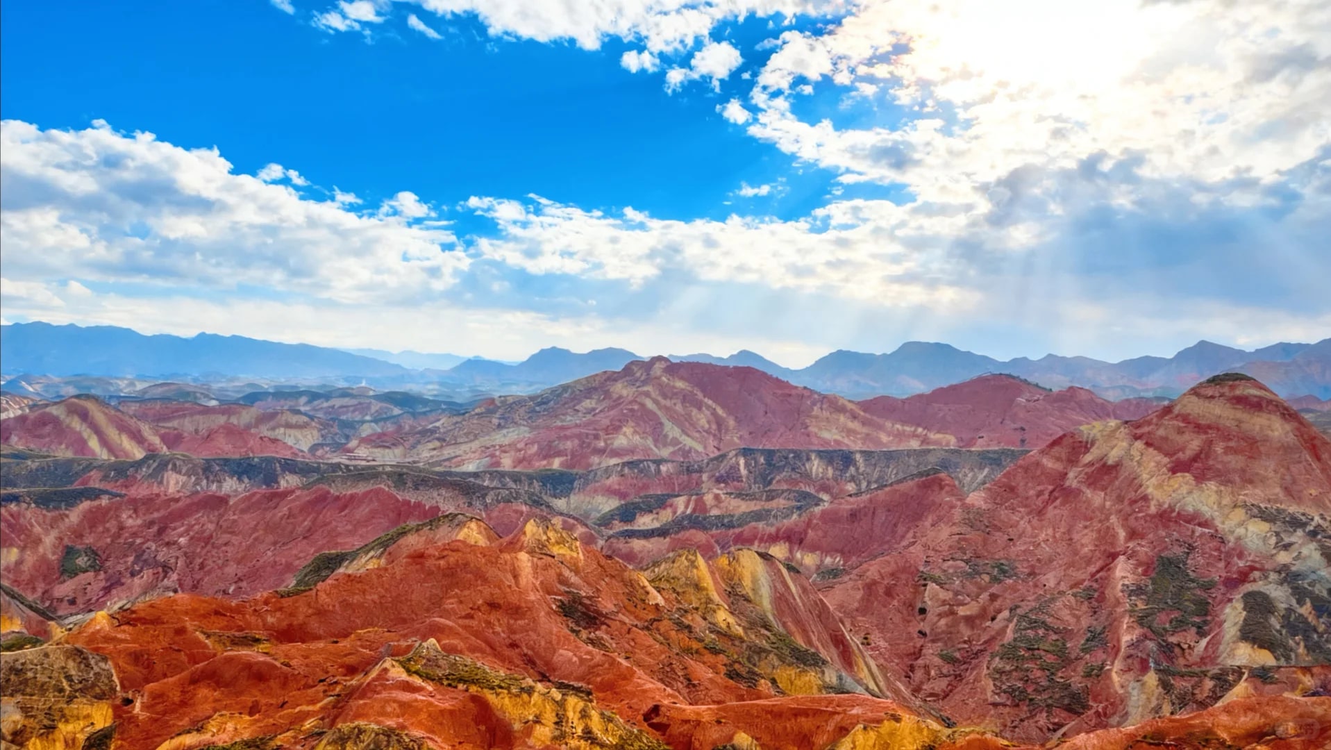 這是蘭州水墨丹霞,以絢爛色彩與柔美地貌詮釋大自然的藝術創造力。如烈火般熾熱的紅、明豔的橙、燦爛的黃交織暈染,層理如水墨般自然過渡,勾勒出群山起伏的柔美曲線。陽光傾灑下,山體明暗交織,光影在褶皺間流轉,賦予岩石靈動的生命力。廣袤的丹霞地貌延展至天際,與湛藍天空形成強烈視覺碰撞,既似大地潑墨的抽象畫作,又暗含地質演變的科學密碼,盡顯自然造化的壯美與神秘。 這是蘭州水墨丹霞,以絢爛色彩與柔美地貌詮釋大自然的藝術創造力。如烈火般熾熱的紅、明豔的橙、燦爛的黃交織暈染,層理如水墨般自然過渡,勾勒出群山起伏的柔美曲線。陽光傾灑下,山體明暗交織,光影在褶皺間流轉,賦予岩石靈動的生命力。廣袤的丹霞地貌延展至天際,與湛藍天空形成強烈視覺碰撞,既似大地潑墨的抽象畫作,又暗含地質演變的科學密碼,盡顯自然造化的壯美與神秘。