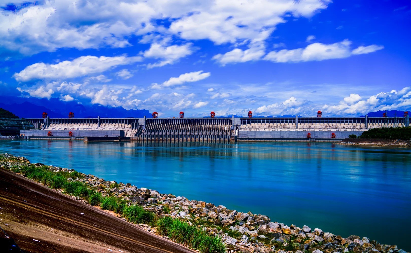 三峽大壩，首先遊覽截流紀念園，探究這座“長江上的鋼鐵長城”如何創造“高峽出平湖”的奇蹟