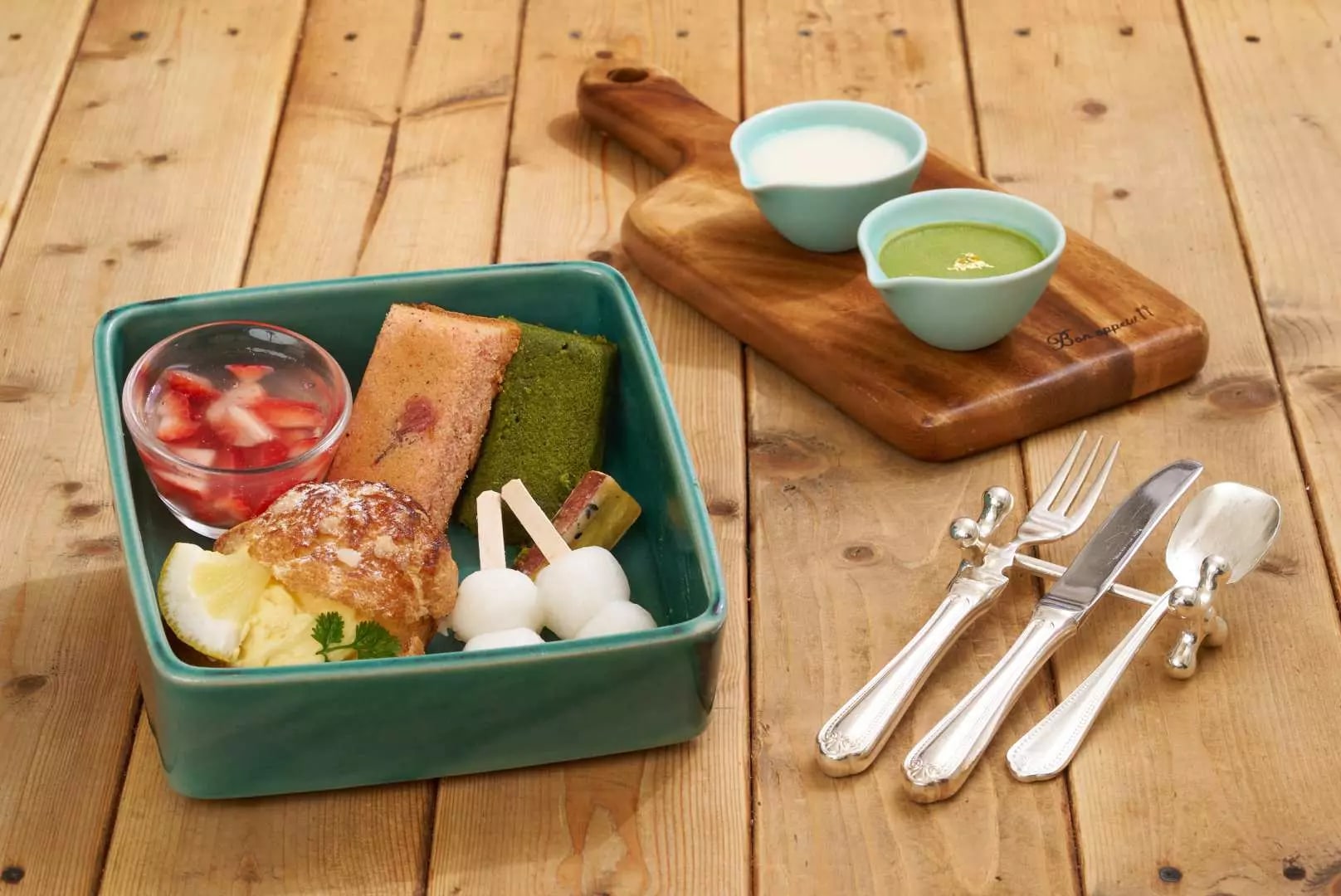 【丹後鐵道觀光列車：黑松號（くろまつ号）】甜點套餐行程：使用舞鶴這一帶的抹茶及牛奶所製作而成的煉乳搭配甜點。※黑松號甜點套餐行程行經「奈具海岸」及「由良川橋樑」