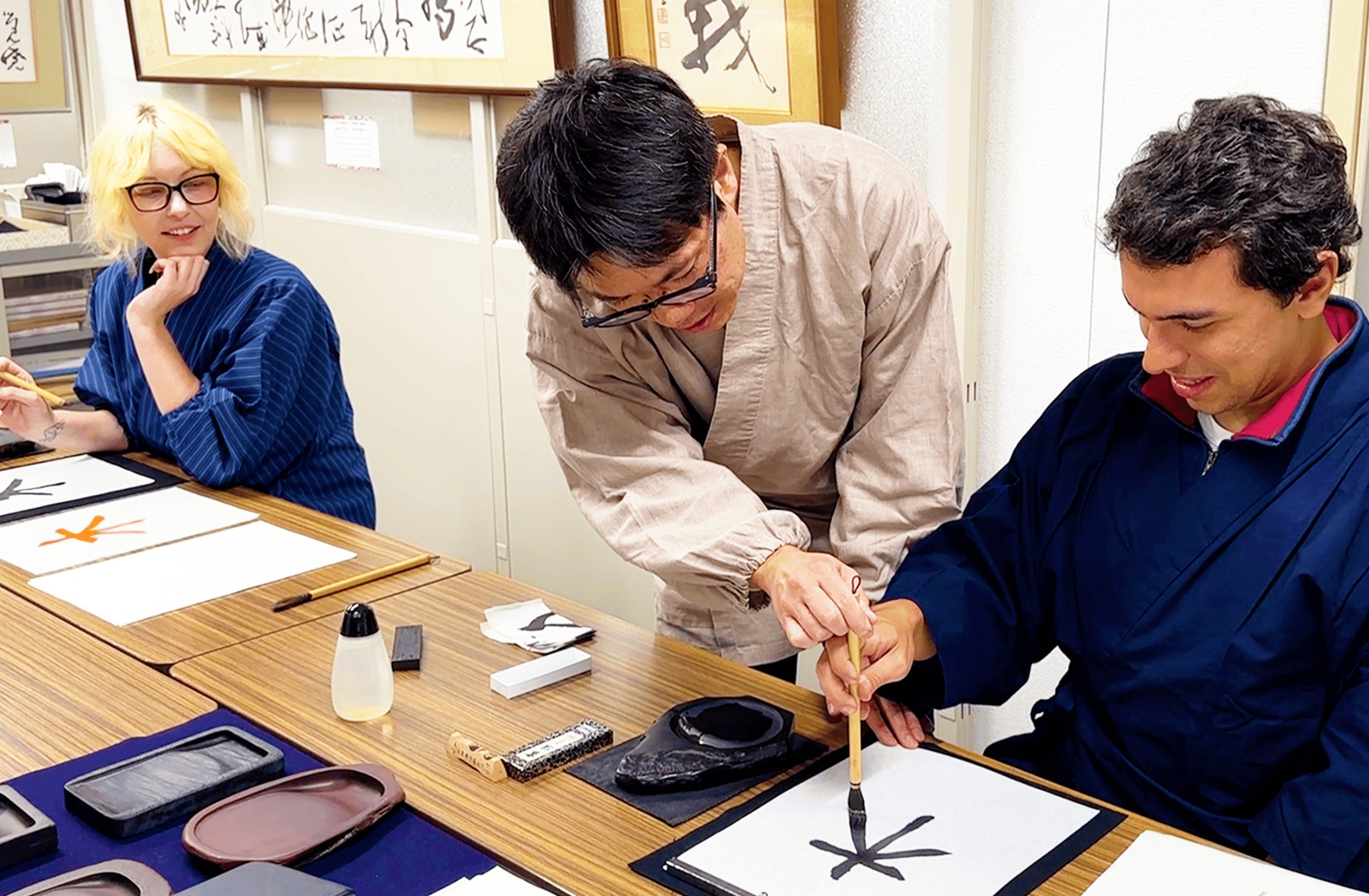 無需任何經驗，只需跟著畫筆走。