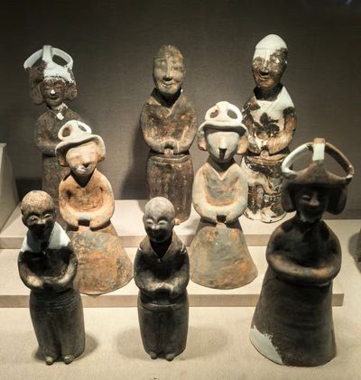 陶俑群像神態生動,服飾簡約,雖有殘損仍顯古樸,還原了古代侍從的風貌,是反映當時生活的實物佐證 陶俑群像神態生動,服飾簡約,雖有殘損仍顯古樸,還原了古代侍從的風貌,是反映當時生活的實物佐證