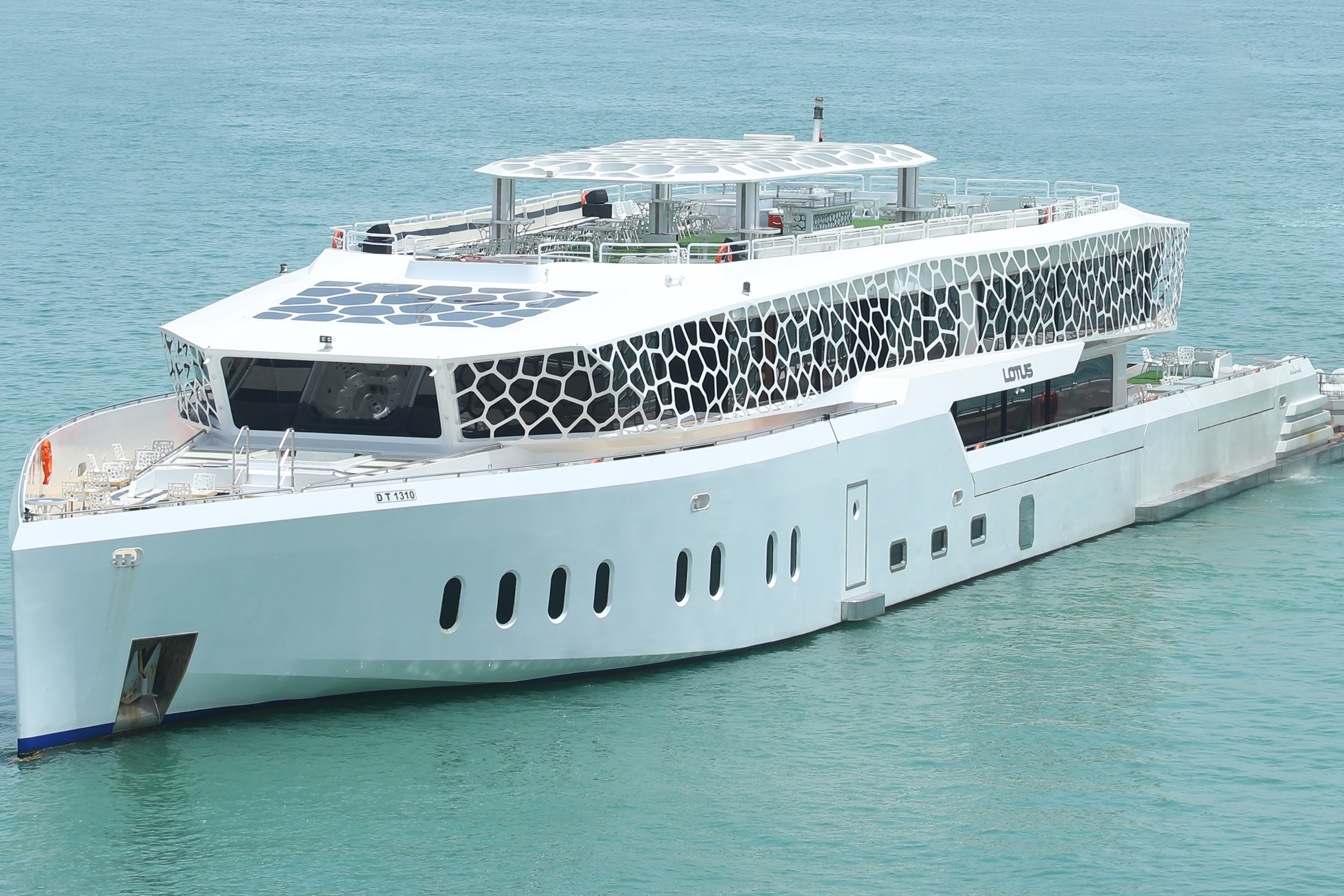 Dubai Mega Yacht Cruise Trip