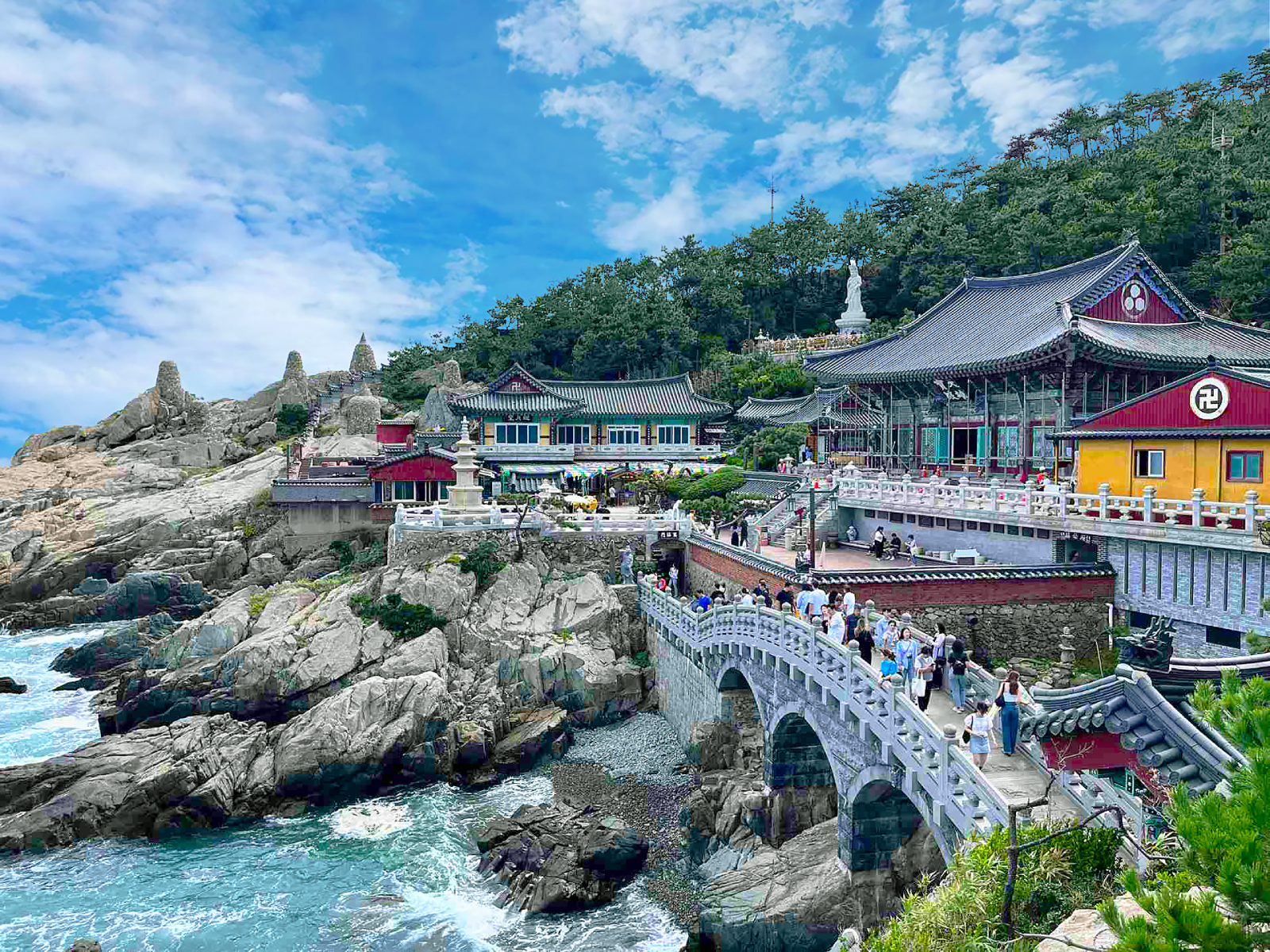 坐落在釜山壯麗的海岸線上，海東龍宮寺是韓國最受歡迎、風景最優美的寺廟之一。