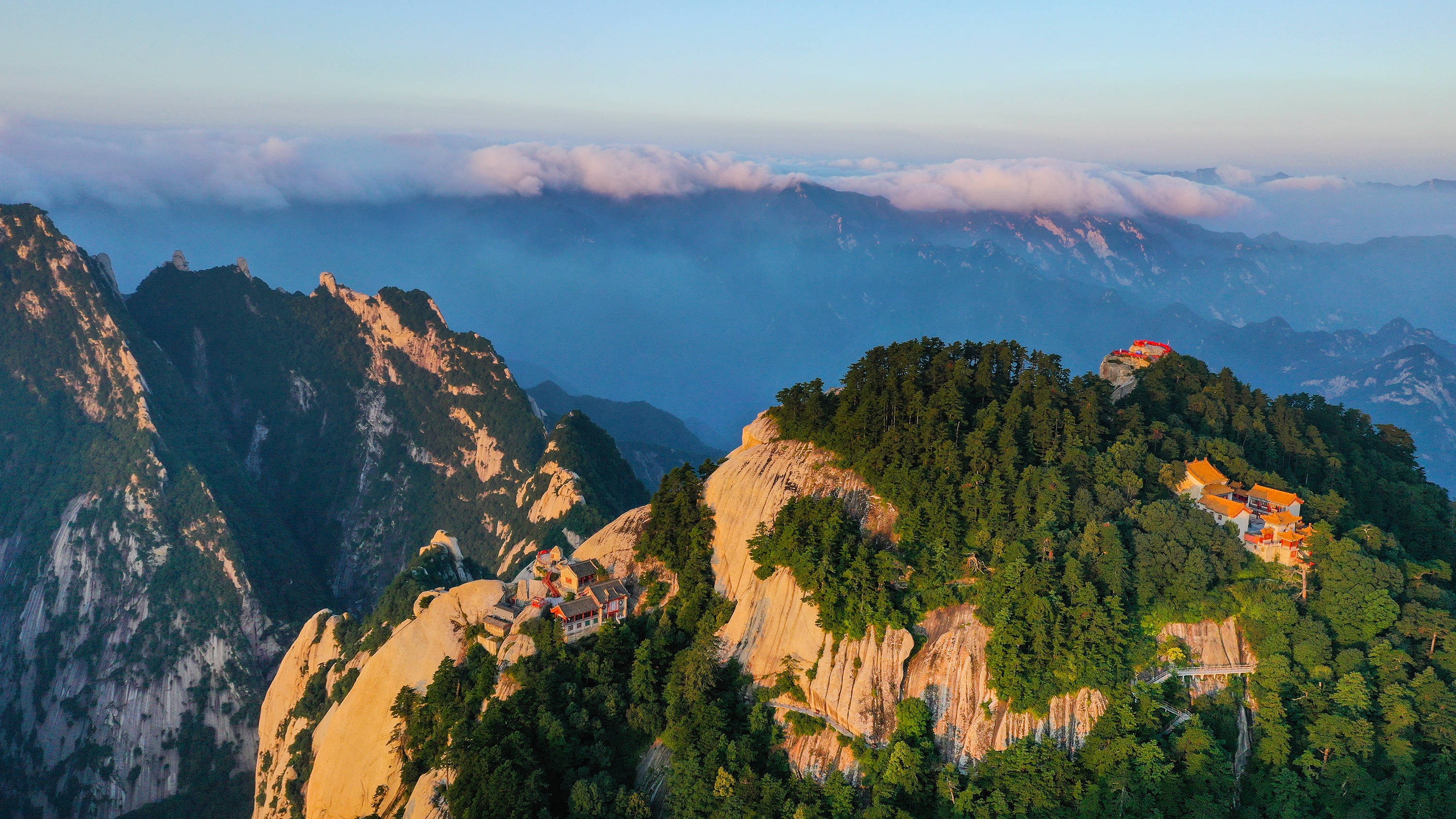 Private one-day tour of Huashan Mountain in Shaanxi (with Chinese and English tour guides and shuttle service)