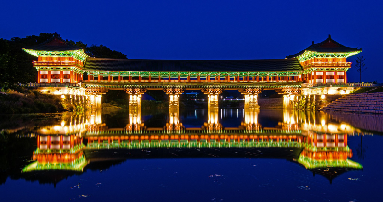 月精橋在夜晚燈光亮起時,更顯壯麗,令人嘆為觀止。 月精橋在夜晚燈光亮起時,更顯壯麗,令人嘆為觀止。