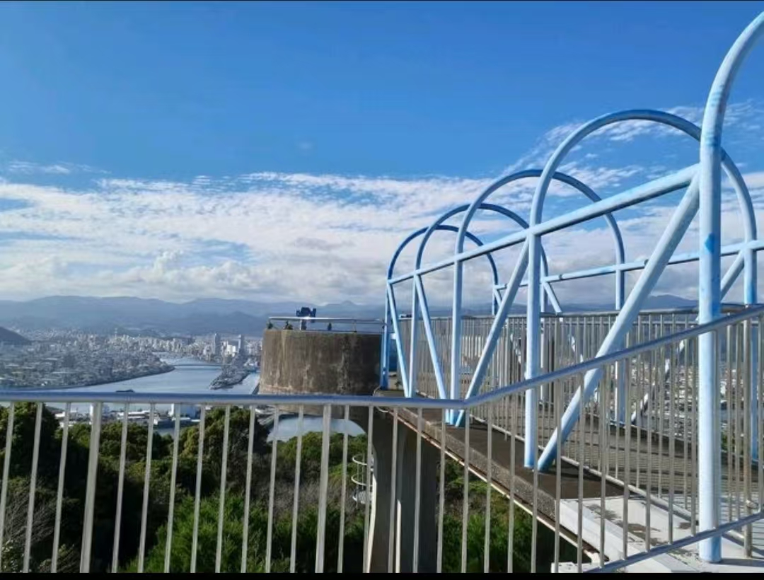 高知五臺山展望臺封神!站在這裡能將太平洋碧波、高知市街全景盡收眼底,隨手一拍都是壁紙級風光! 高知五臺山展望臺封神!站在這裡能將太平洋碧波、高知市街全景盡收眼底,隨手一拍都是壁紙級風光!