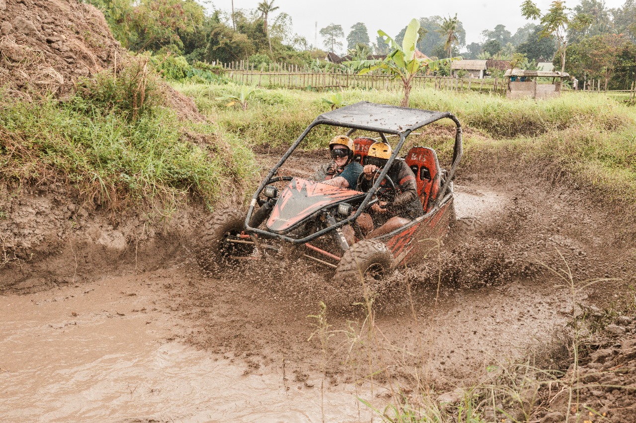 在泥濘彎道上飛馳，感受腎上腺素飆升的刺激與歡笑！