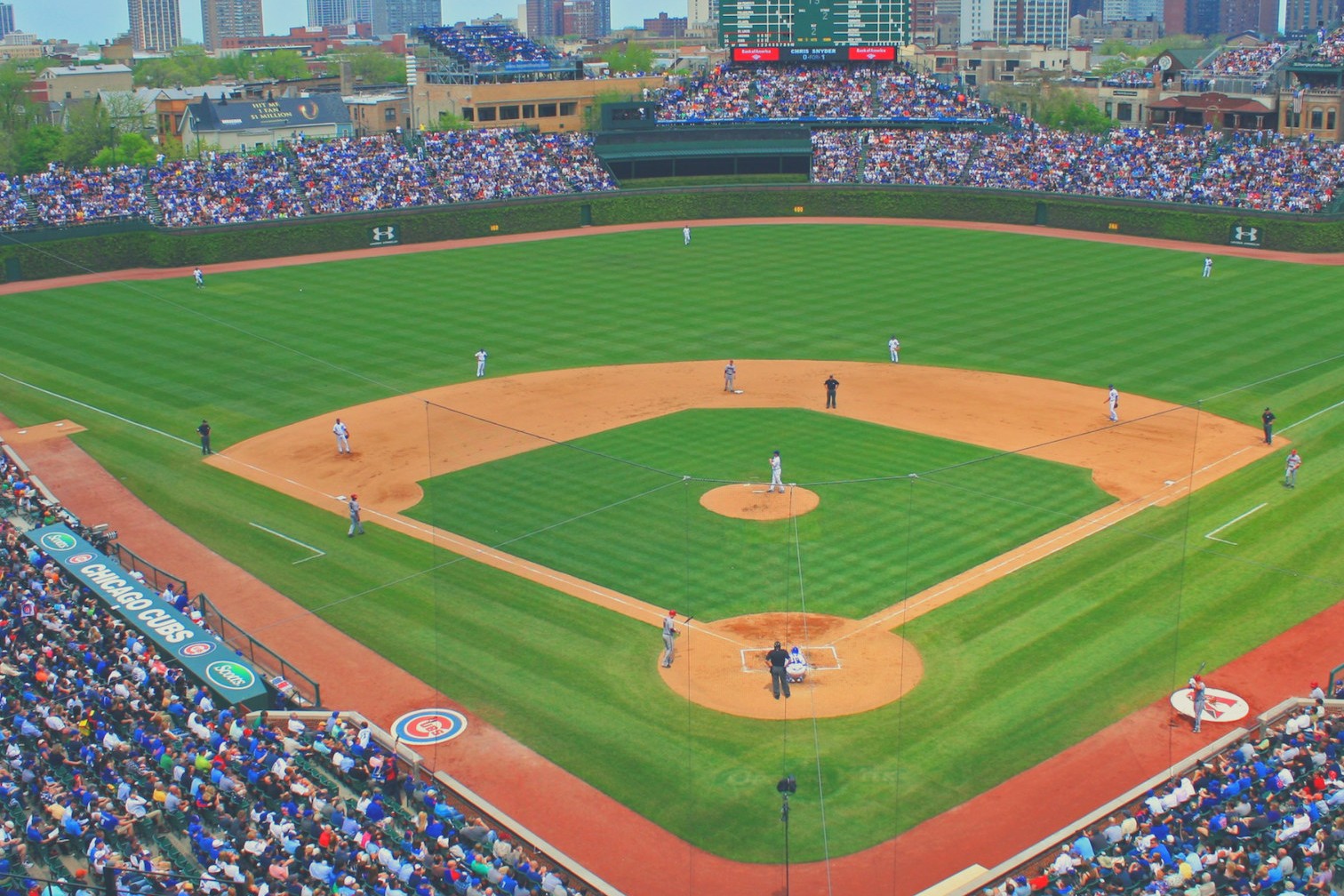 欣賞瑞格利球場(Wrigley Field)標誌性的常春藤覆蓋外野牆,這是棒球傳統的象徵。 欣賞瑞格利球場(Wrigley Field)標誌性的常春藤覆蓋外野牆,這是棒球傳統的象徵。