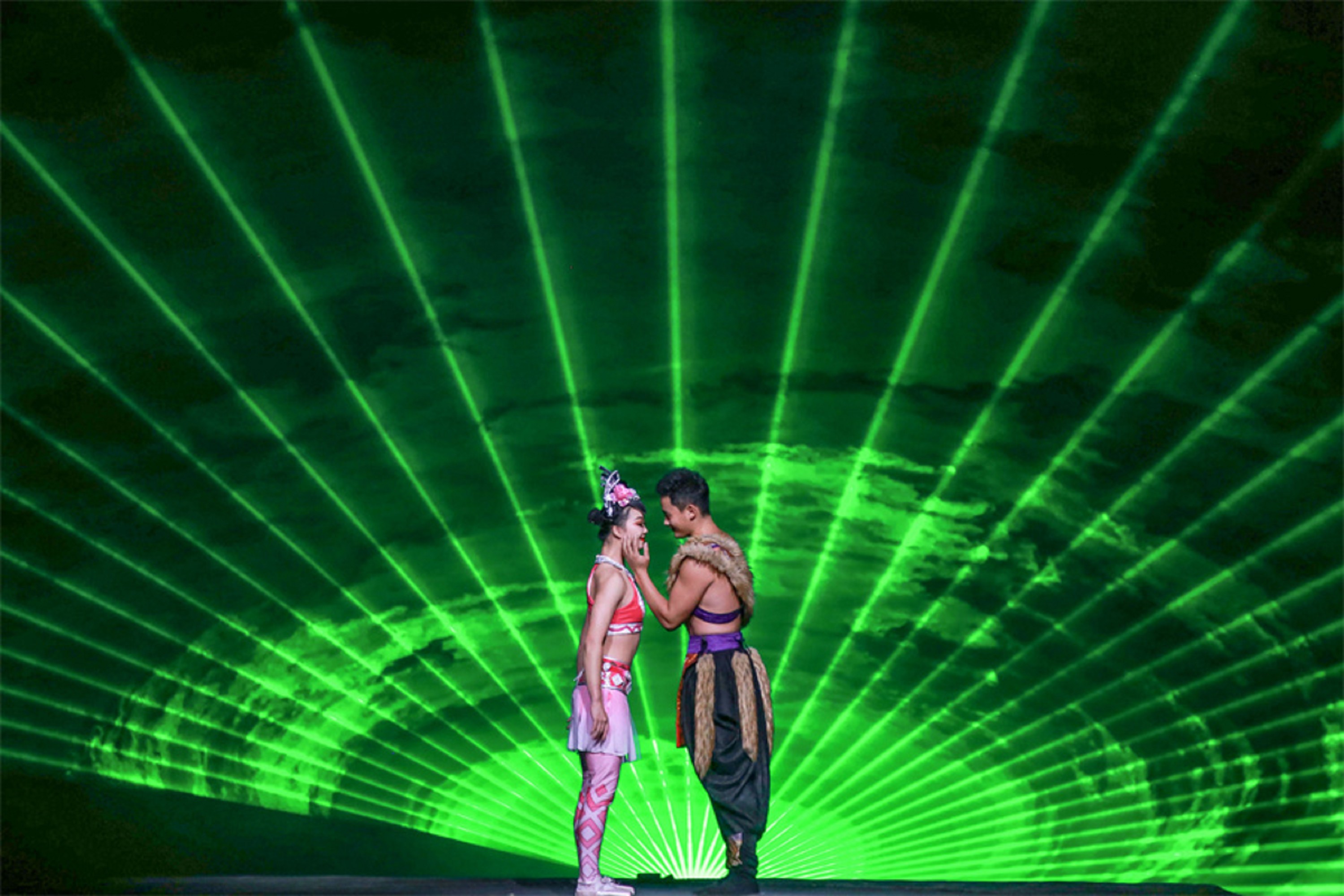 以海南著名的神話傳說為藍本,採用全息投影技術等現代科技手段,讓傳說中的鹿女在空中幻化人形,演繹了一段浪漫的愛情故事,展現了三亞獨特的風土人情和浪漫情懷 以海南著名的神話傳說為藍本,採用全息投影技術等現代科技手段,讓傳說中的鹿女在空中幻化人形,演繹了一段浪漫的愛情故事,展現了三亞獨特的風土人情和浪漫情懷