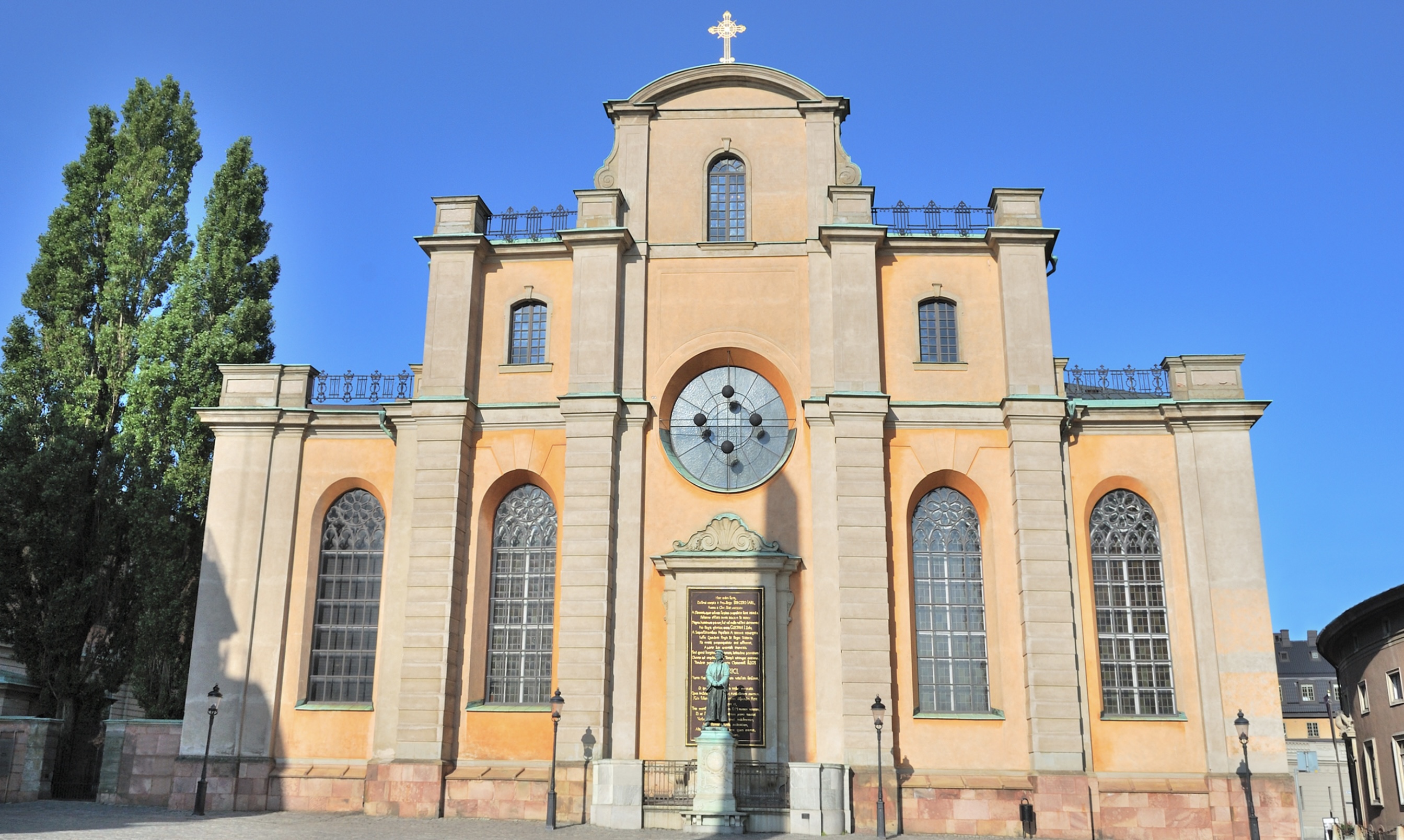 斯德哥爾摩大教堂 (Stockholm Cathedral)，又名為斯圖爾教堂 (Storkyrkan)，是市內最古老的教堂，以其哥德式建築、歷史悠久的皇家儀式，以及著名的聖喬治與龍的木雕像而聞名。