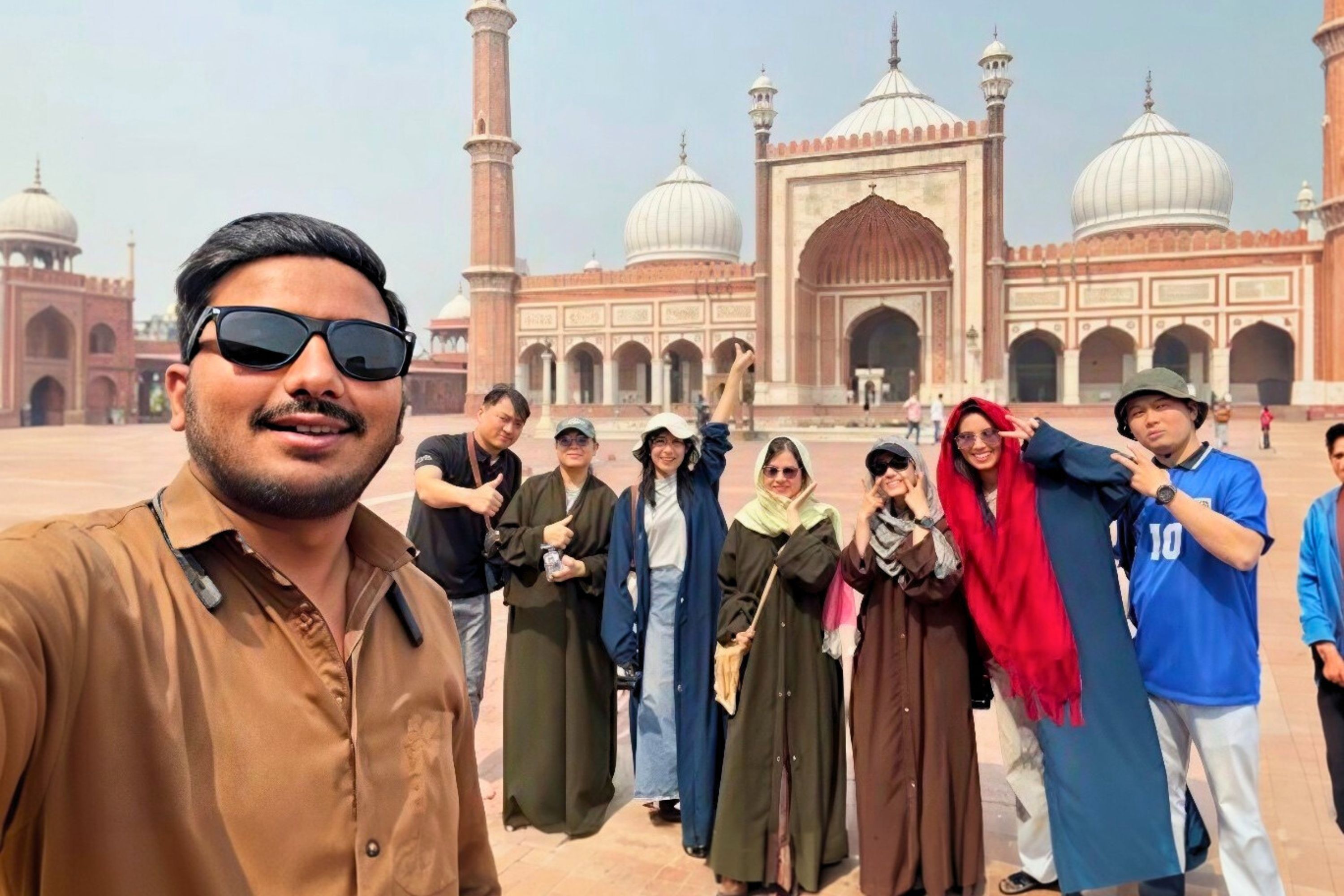 賈瑪清真寺是德里一座標誌性的莫臥兒地標，也是印度最大的清真寺之一。其雄偉的圓頂、高聳的宣禮塔和廣闊的庭院，無不彰顯著豐富的歷史和永恆的建築之美。