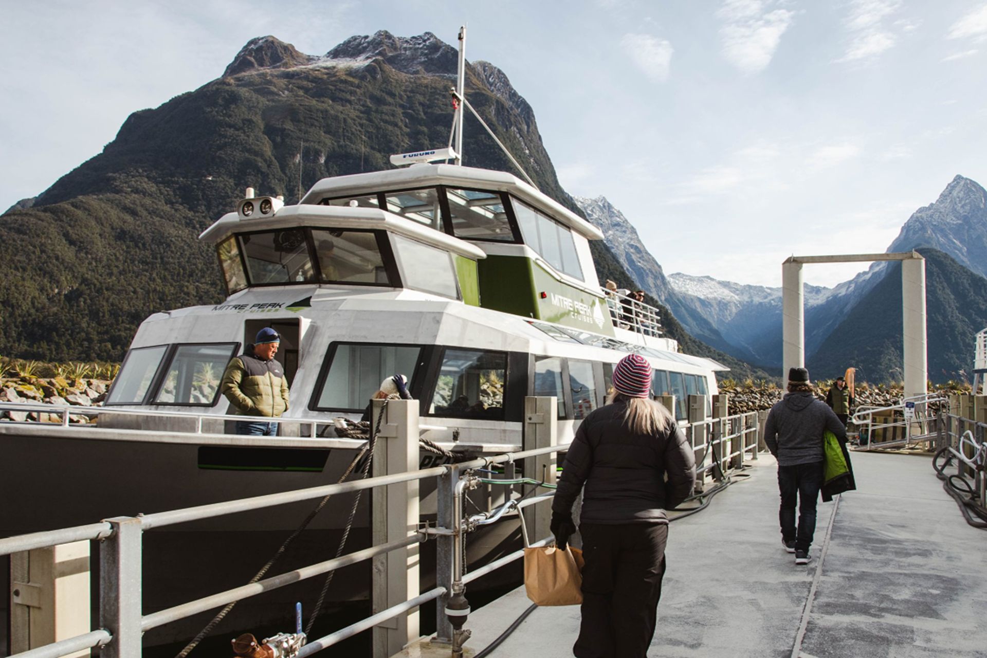 搭乘風景優美的遊船，探索米爾福德峽灣一望無際的峽灣景觀。
