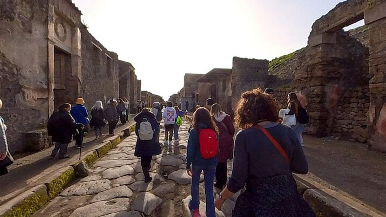 Pompeii and Vesuvius tour with lunch from Sorrento
