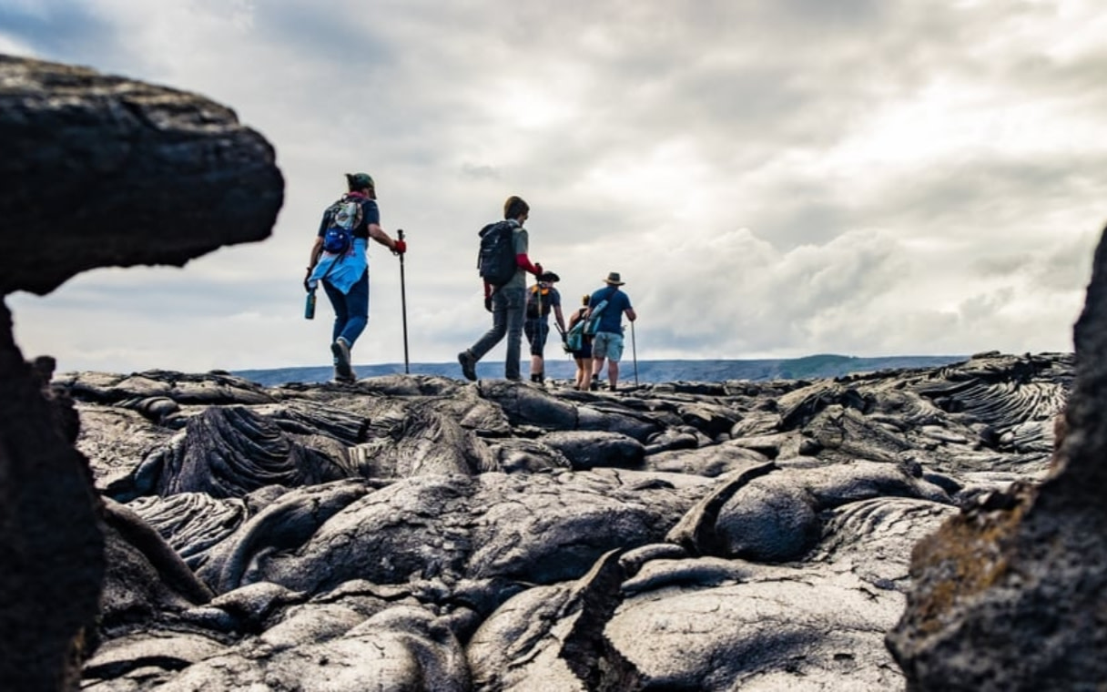徒步穿越古老凝固熔岩流形成的獨特超現實地貌
