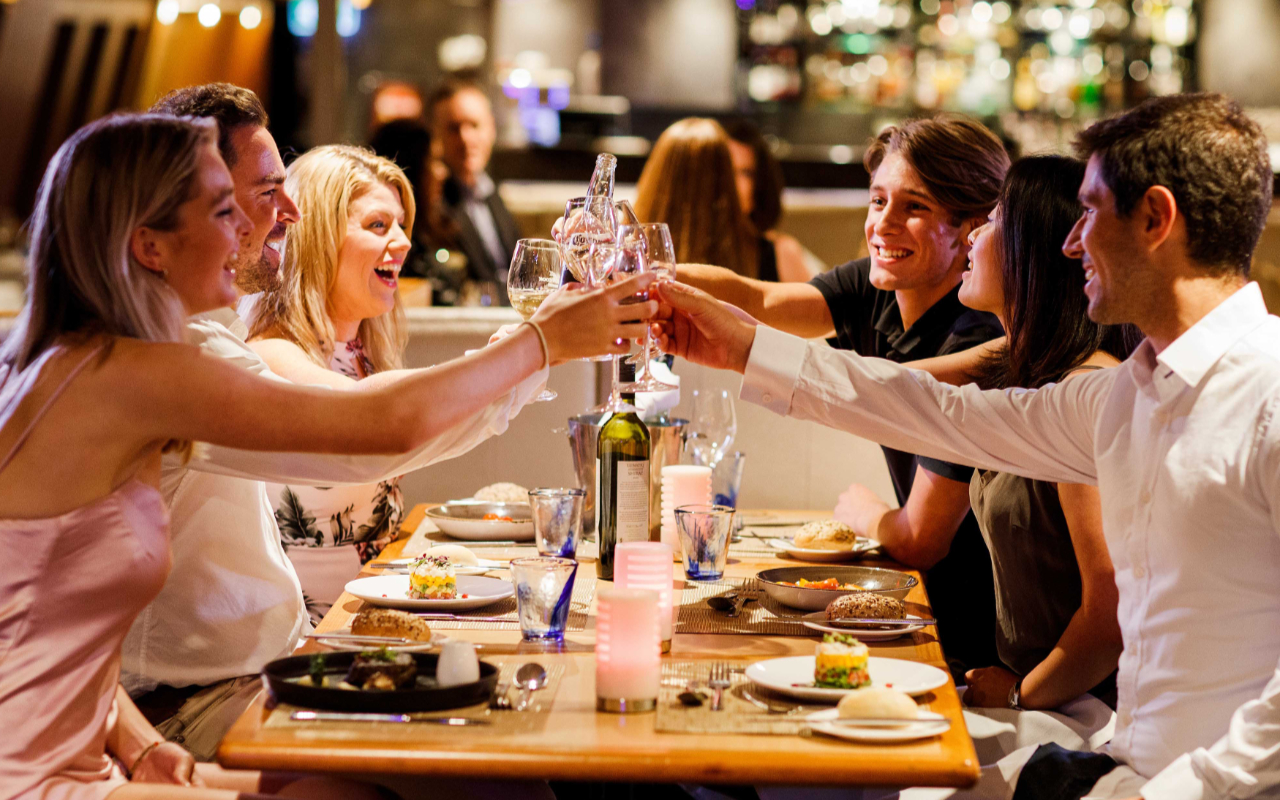 搭乘遊船暢遊雪梨港,同時盡享精緻的澳洲當代三道式晚餐體驗。 搭乘遊船暢遊雪梨港,同時盡享精緻的澳洲當代三道式晚餐體驗。