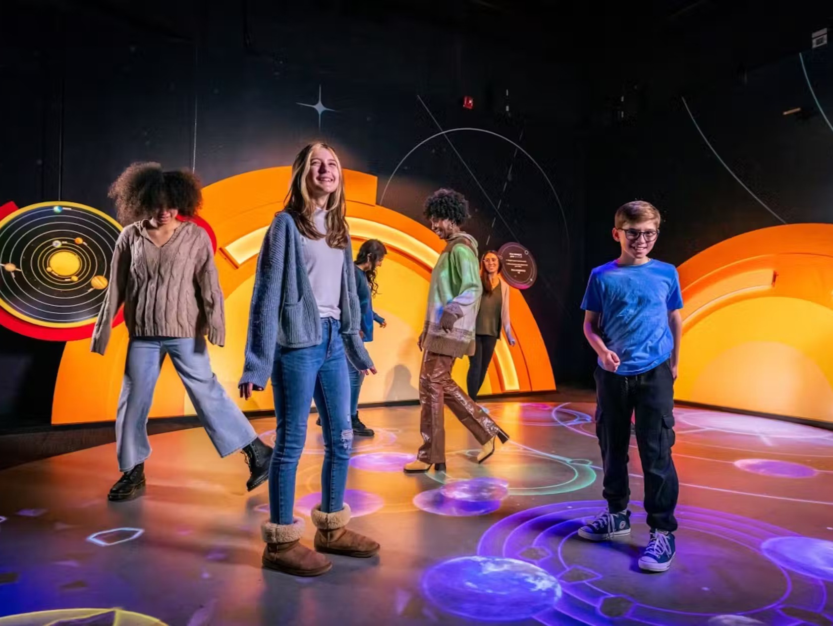 在富蘭克林科學博物館探索科學的奧妙,透過引人入勝的展覽,激發所有年齡層的好奇心 在富蘭克林科學博物館探索科學的奧妙,透過引人入勝的展覽,激發所有年齡層的好奇心