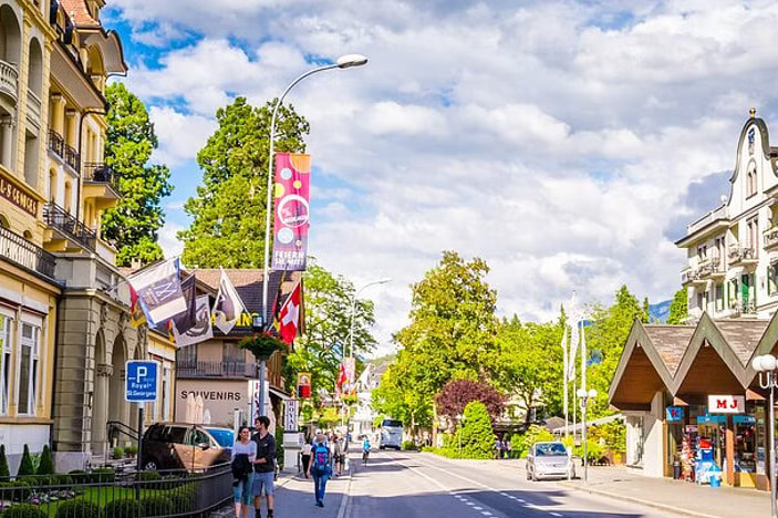 インターラーケン 市内観光ウォーキングツアー