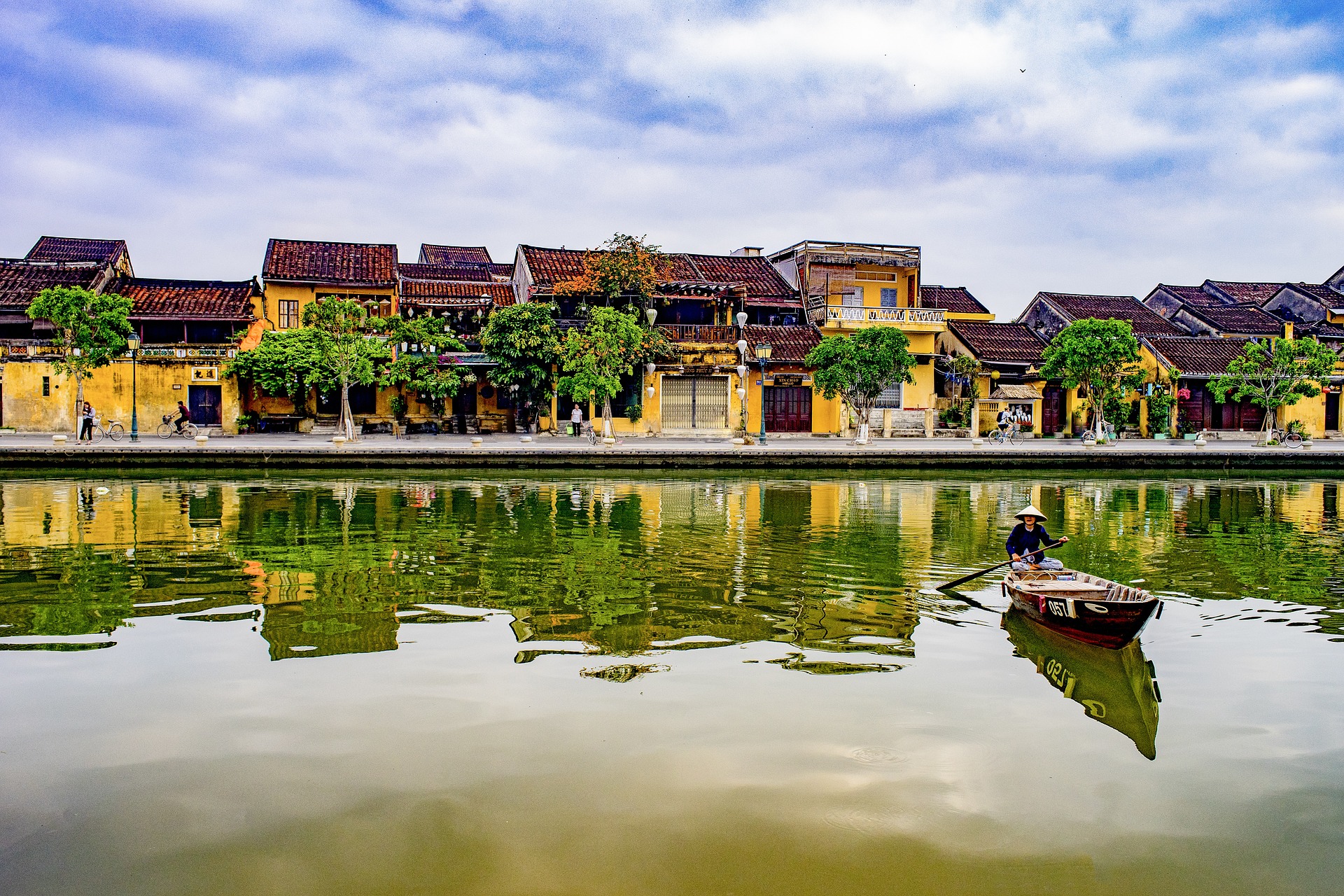 Shared Shuttle Bus Between Hoi An, Hoi An Memories Show and Da Nang City