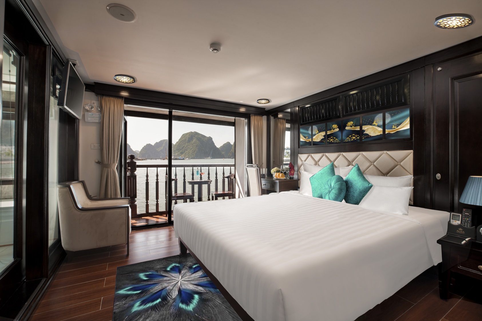 Royal Suite Ocean Cabin – the largest suite with private balcony & bathtub