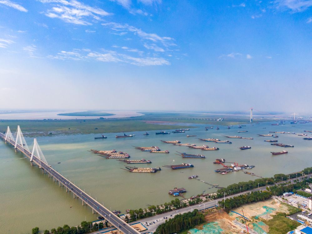 中國的第二大淡水湖，江湖人稱“八百里洞庭”，它廣闊無垠，波光粼粼，就像一塊巨大的翡翠鑲嵌在湖南的大地上。古往今來，多少文人騷客為它傾倒，更是《岳陽樓記》中的“浩浩湯湯，橫無際涯”的真實寫照！