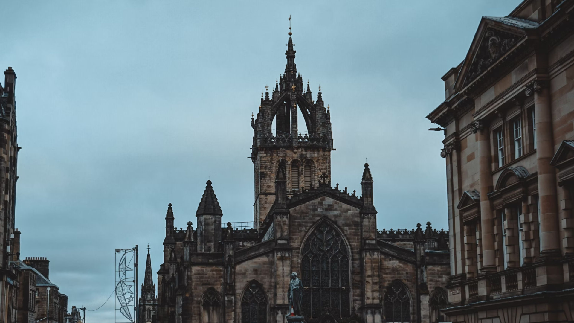 漫步在皇家英里大道上,這裡遍佈商店、咖啡館,迴盪著蘇格蘭歷史的回聲 漫步在皇家英里大道上,這裡遍佈商店、咖啡館,迴盪著蘇格蘭歷史的回聲