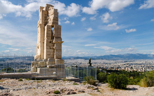 在湛藍天空的映襯下,親眼見證大理石圓柱的宏偉氣勢。 在湛藍天空的映襯下,親眼見證大理石圓柱的宏偉氣勢。