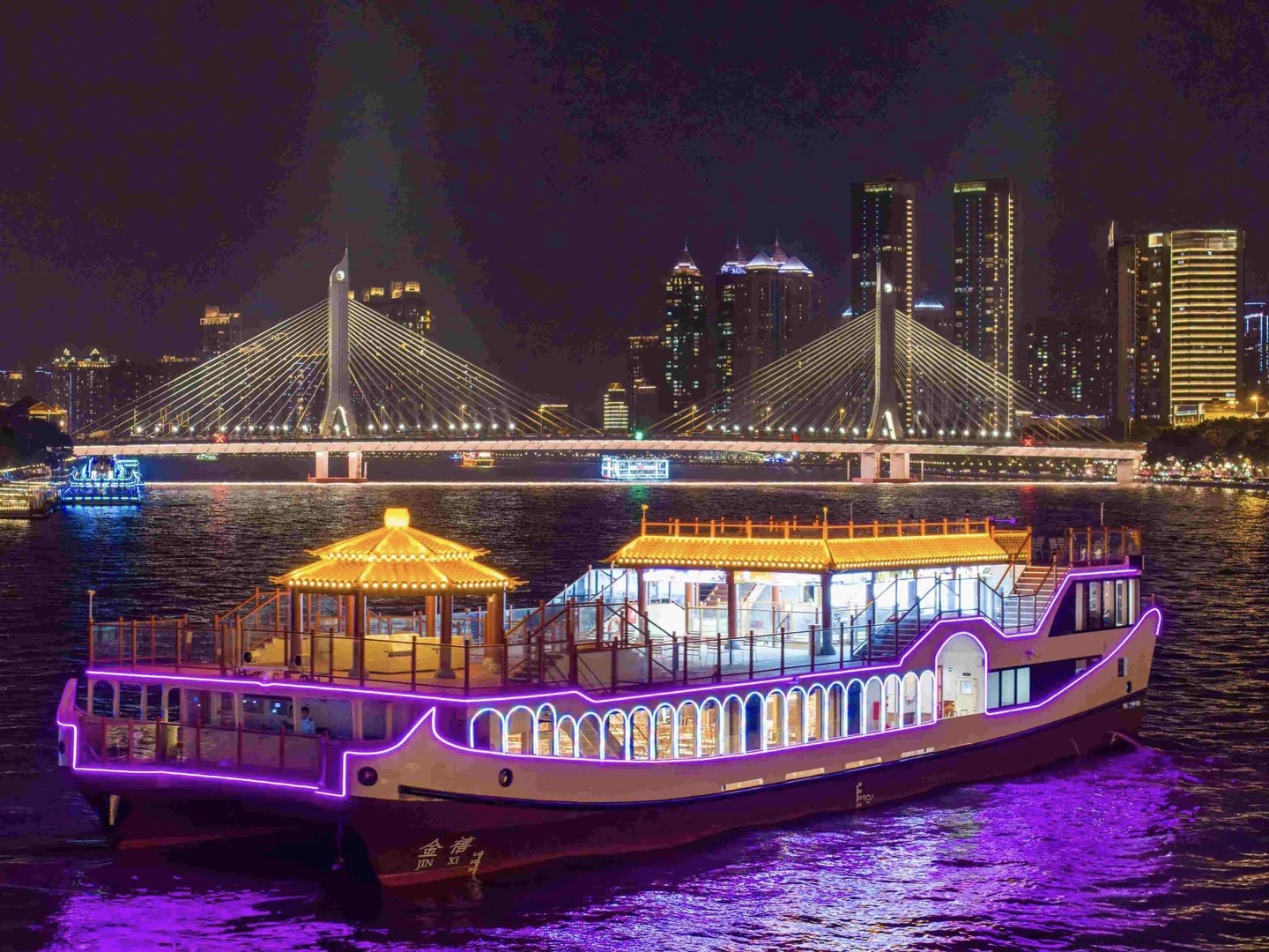 Частная ночная прогулка на лодке по реке Чжуцзян на 1 час с башней Кантона