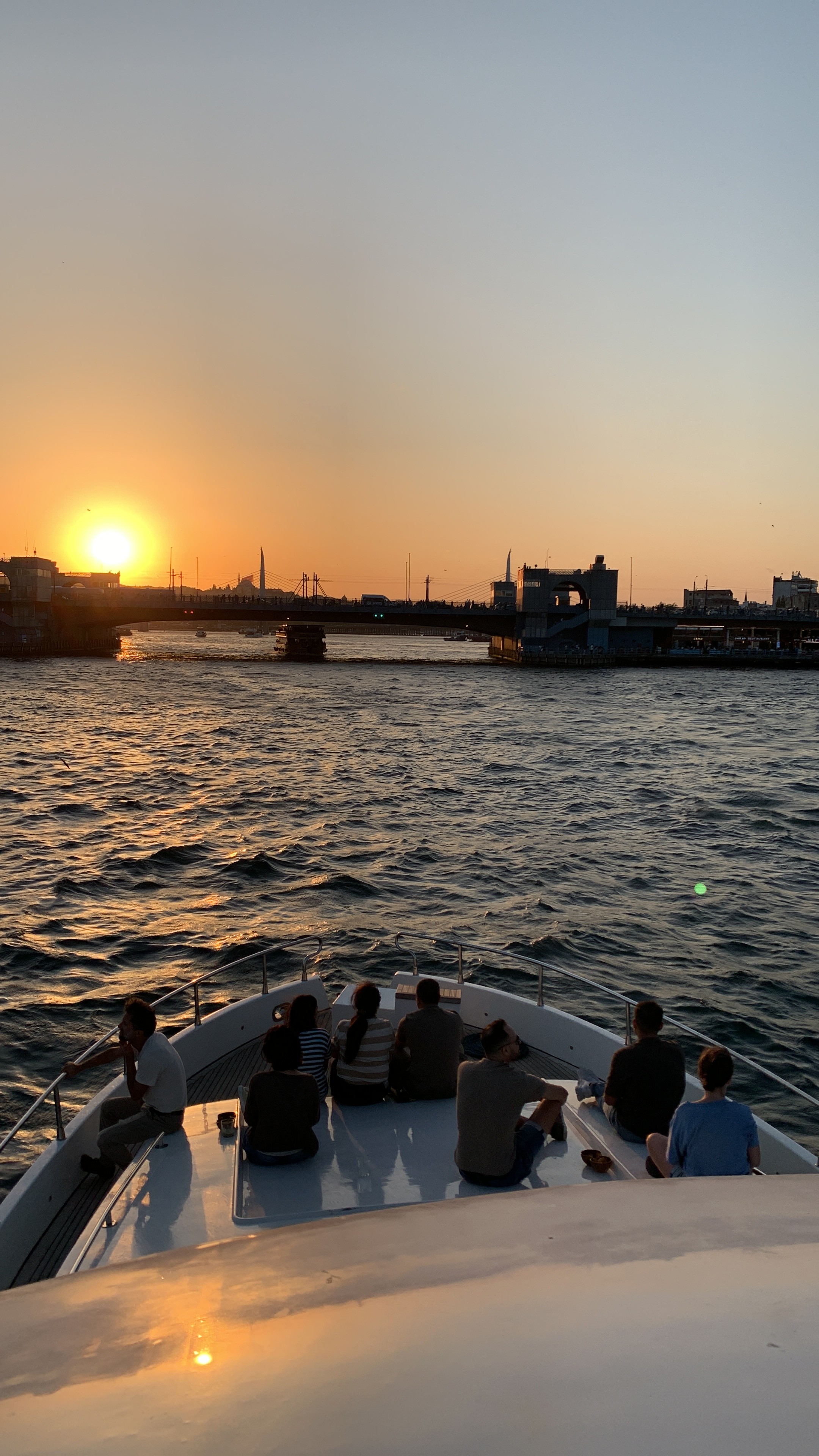 Закатный круиз на яхте по Босфору в Стамбуле: напитки, виды и истории