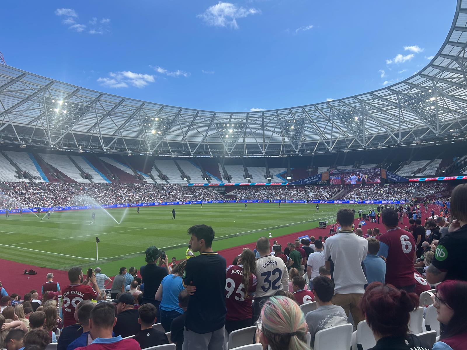 在倫敦奧林匹克體育場觀看西漢姆聯隊的比賽 在倫敦奧林匹克體育場觀看西漢姆聯隊的比賽