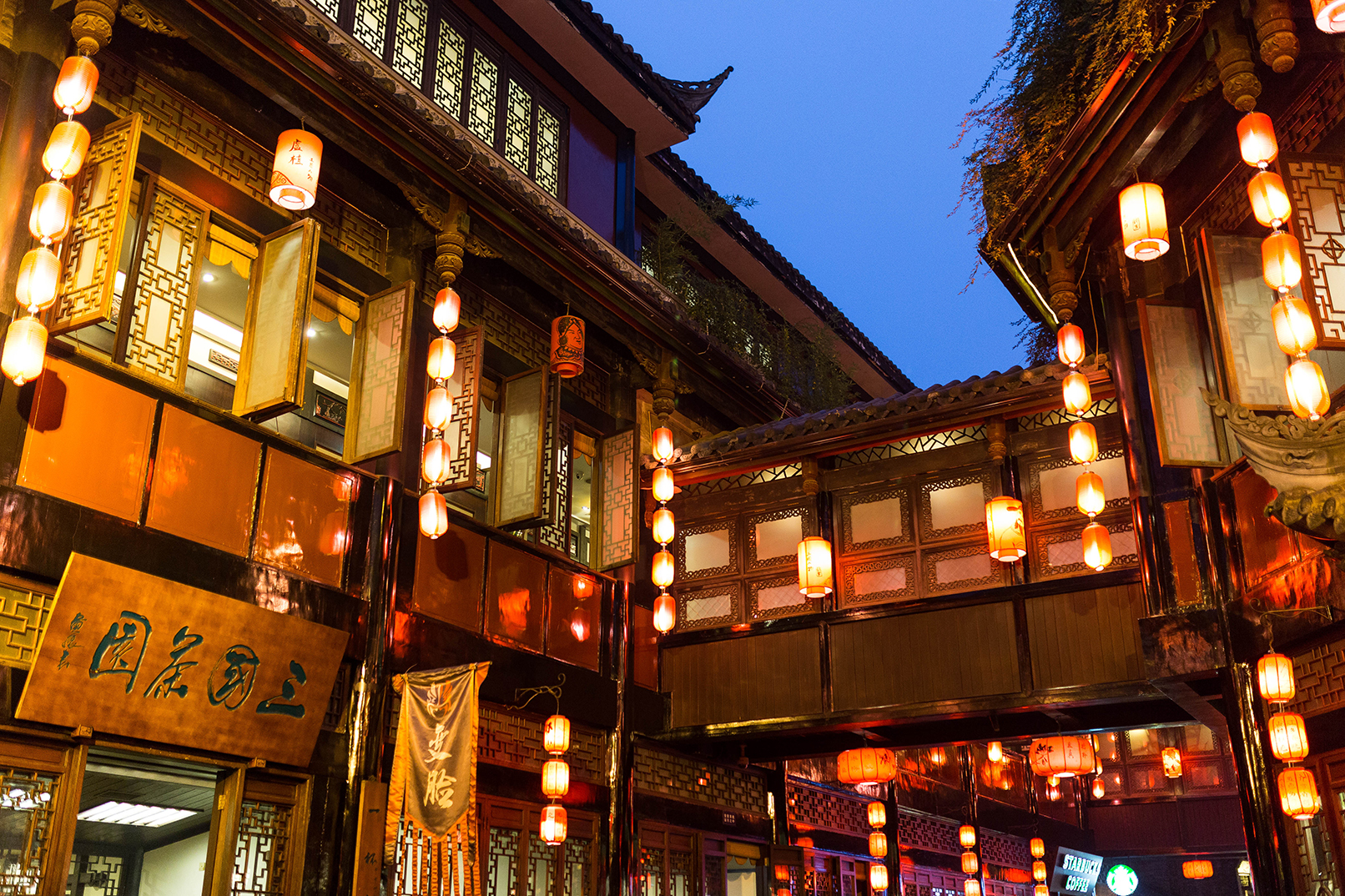 成都City：大熊貓基地+武侯祠+錦裡古街+漢服旅拍&川劇體驗一日遊(可選中、英導遊)