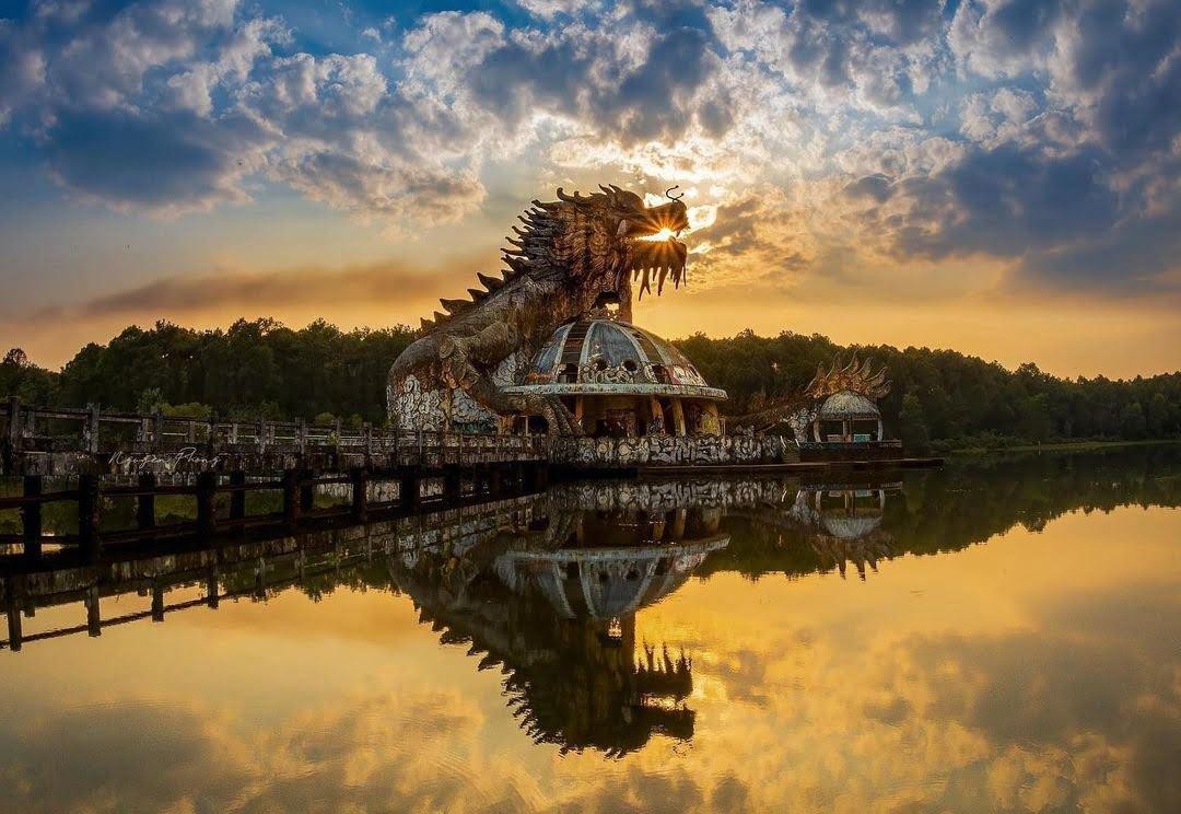 HUE CITY SIGHTSEEING AND FOOD TOUR BY MOTORBIKE