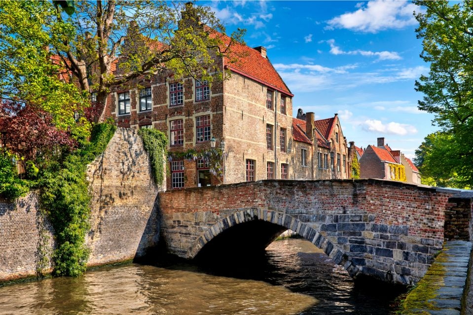 Bruges Walking Tour with Canal Boat Ride