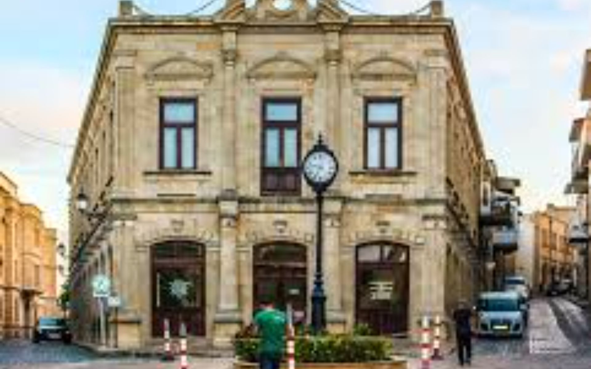 漫步於優雅的歐式建築群中，感受其與東方古城的完美融合。