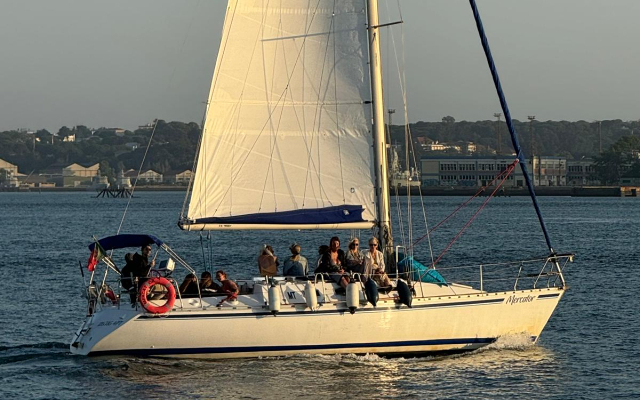 沿著河流輕柔滑行，探索只有從帆船上才能看見的隱藏美景。