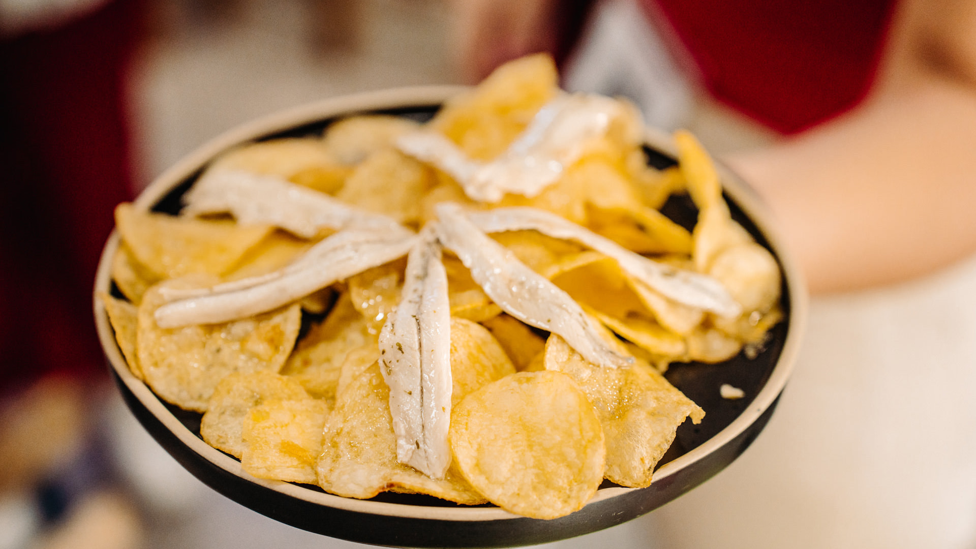 在馬德里一家熱鬧的餐廳品嚐地道的西班牙風味小吃！