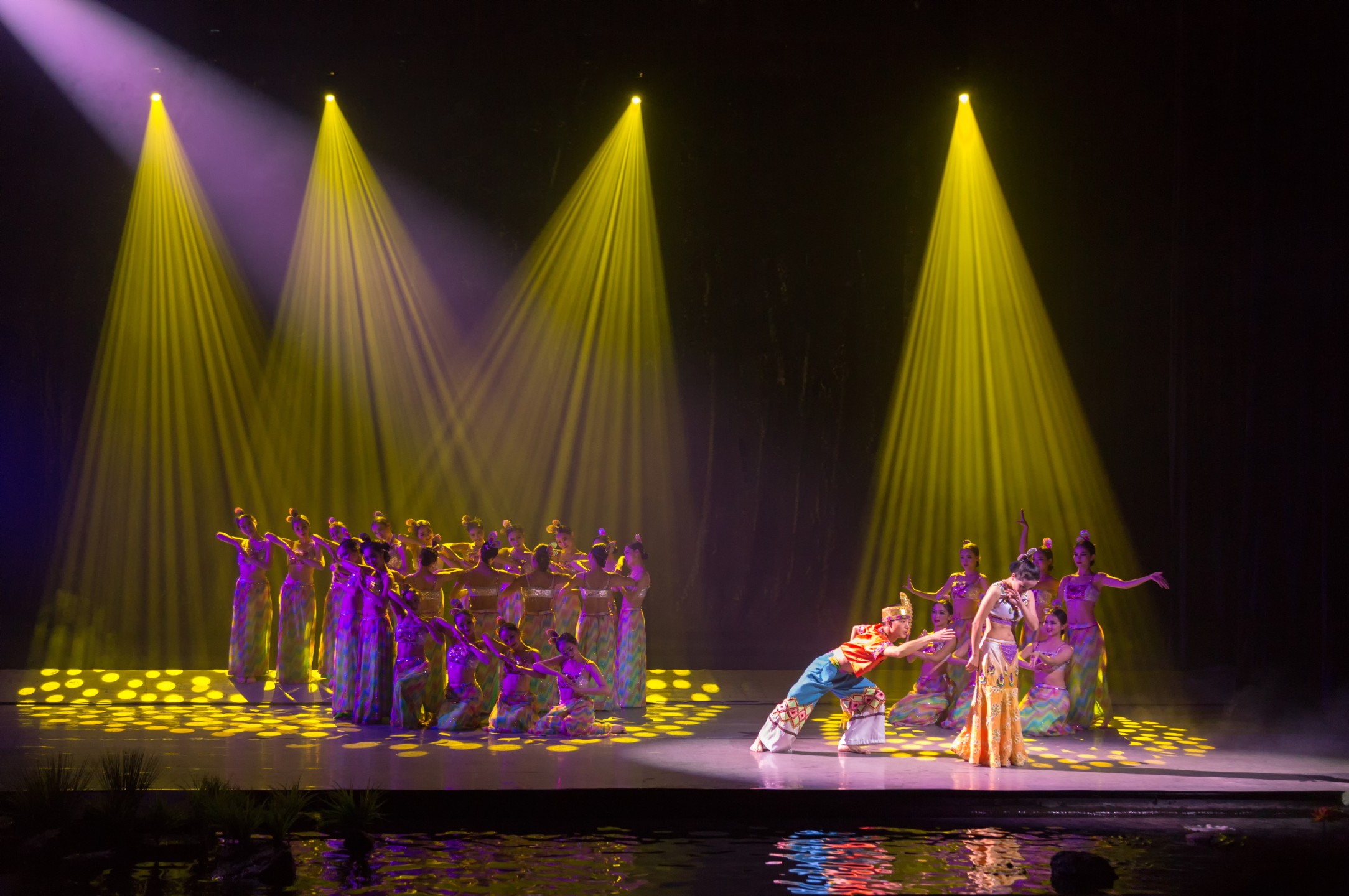 舞臺地面的光斑與水面倒影交織，呈現出滇西北少數民族青年相戀的柔美與熱烈