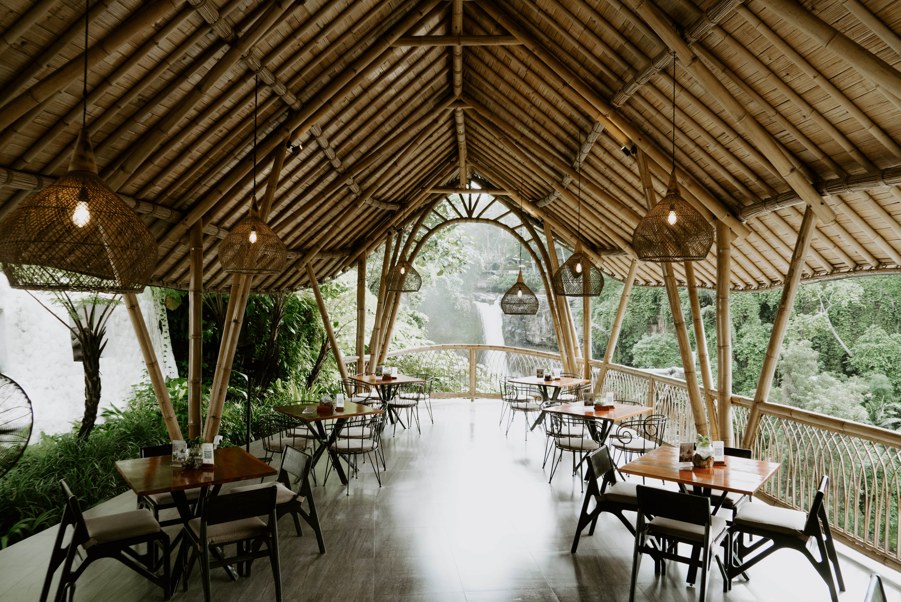 在Omma Dayclub舒適的休息室放鬆身心，欣賞Tegenungan瀑布的壯麗景色