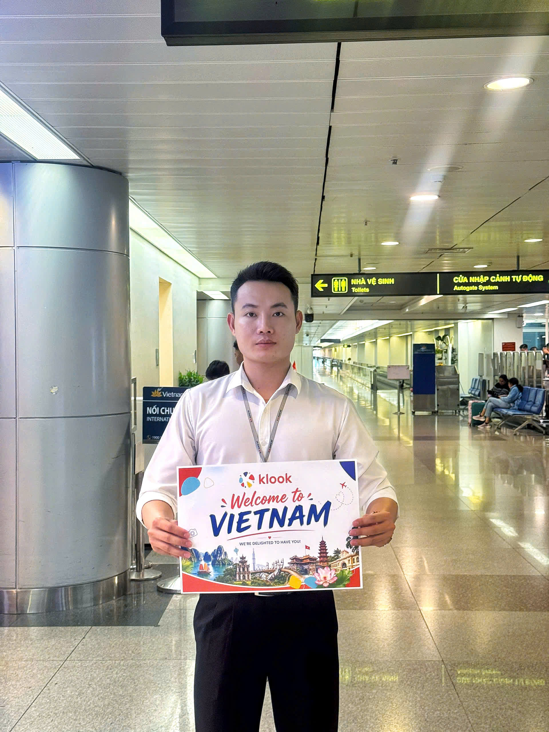 Fast Track Arrival Instructions: the operator staff will hold a Klook sign at the arrival hall near immigration zone