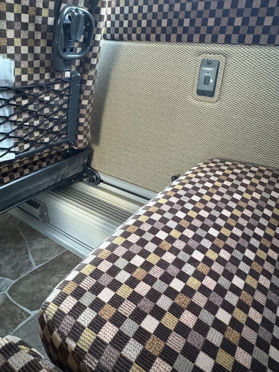 座位設有USB充電