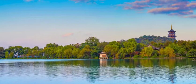 Leifeng Pagoda is one of the most representative landmarks of West Lake in Hangzhou. It is well-known for the folktale of "The White Snake Maiden being eternally imprisoned in Leifeng Pagoda," which is full of romance and mystery.