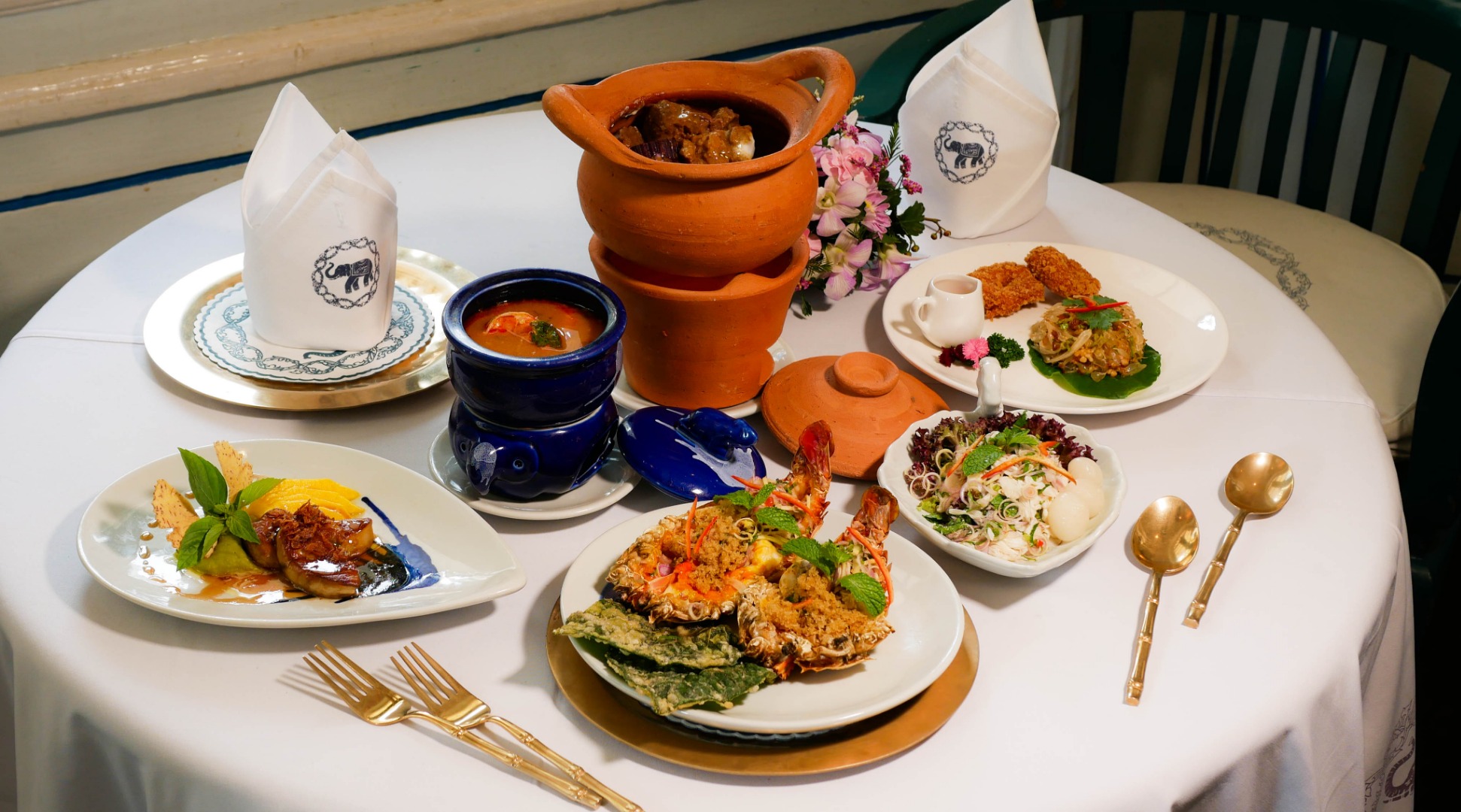 多款百年經典菜色與創新風味佳餚任您挑選，所有餐點皆採用高品質食材精心製作