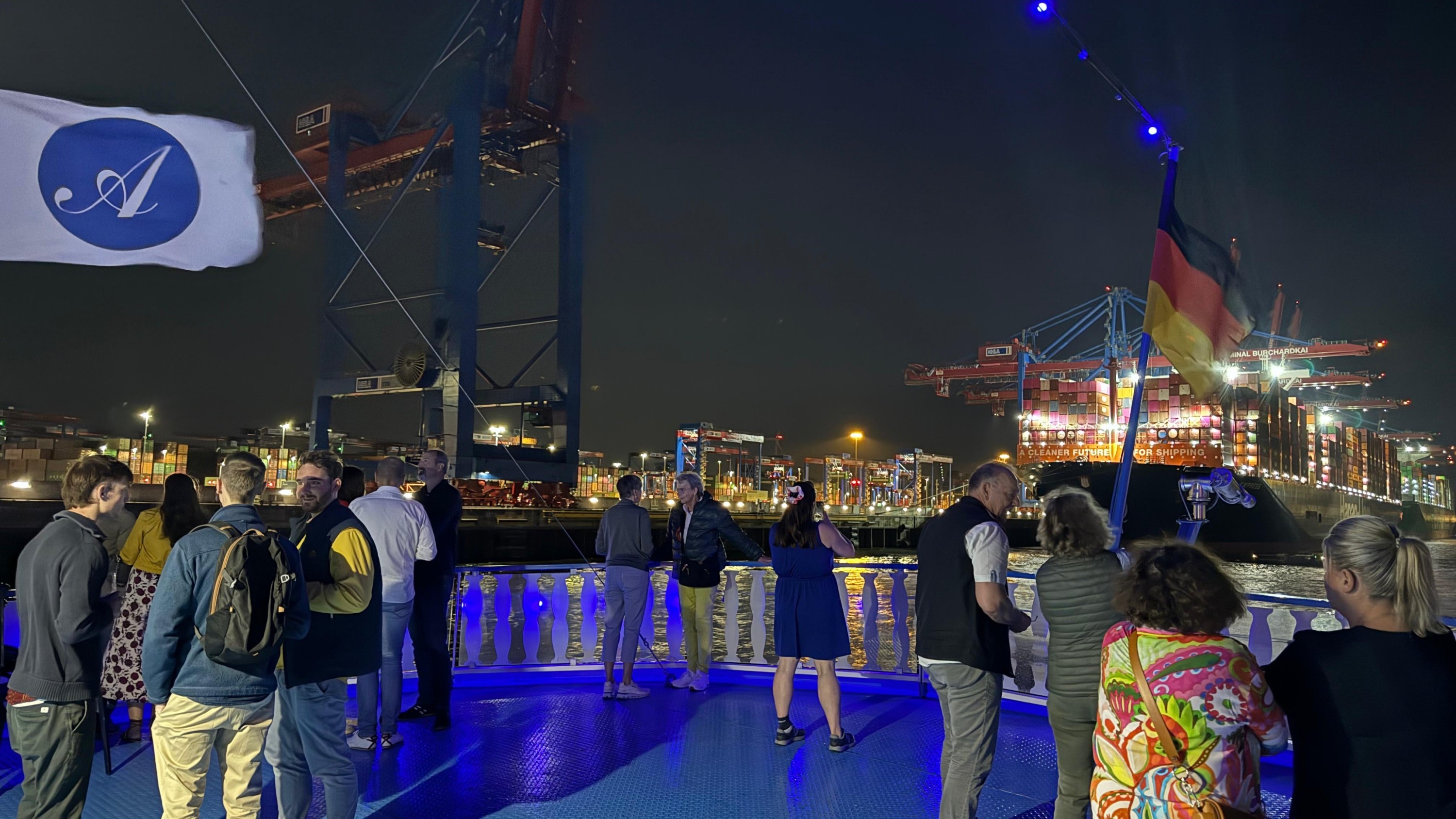 漢堡港 (Hamburg) 夜晚閃耀著光芒——浪漫與工業在水上交織 漢堡港 (Hamburg) 夜晚閃耀著光芒——浪漫與工業在水上交織