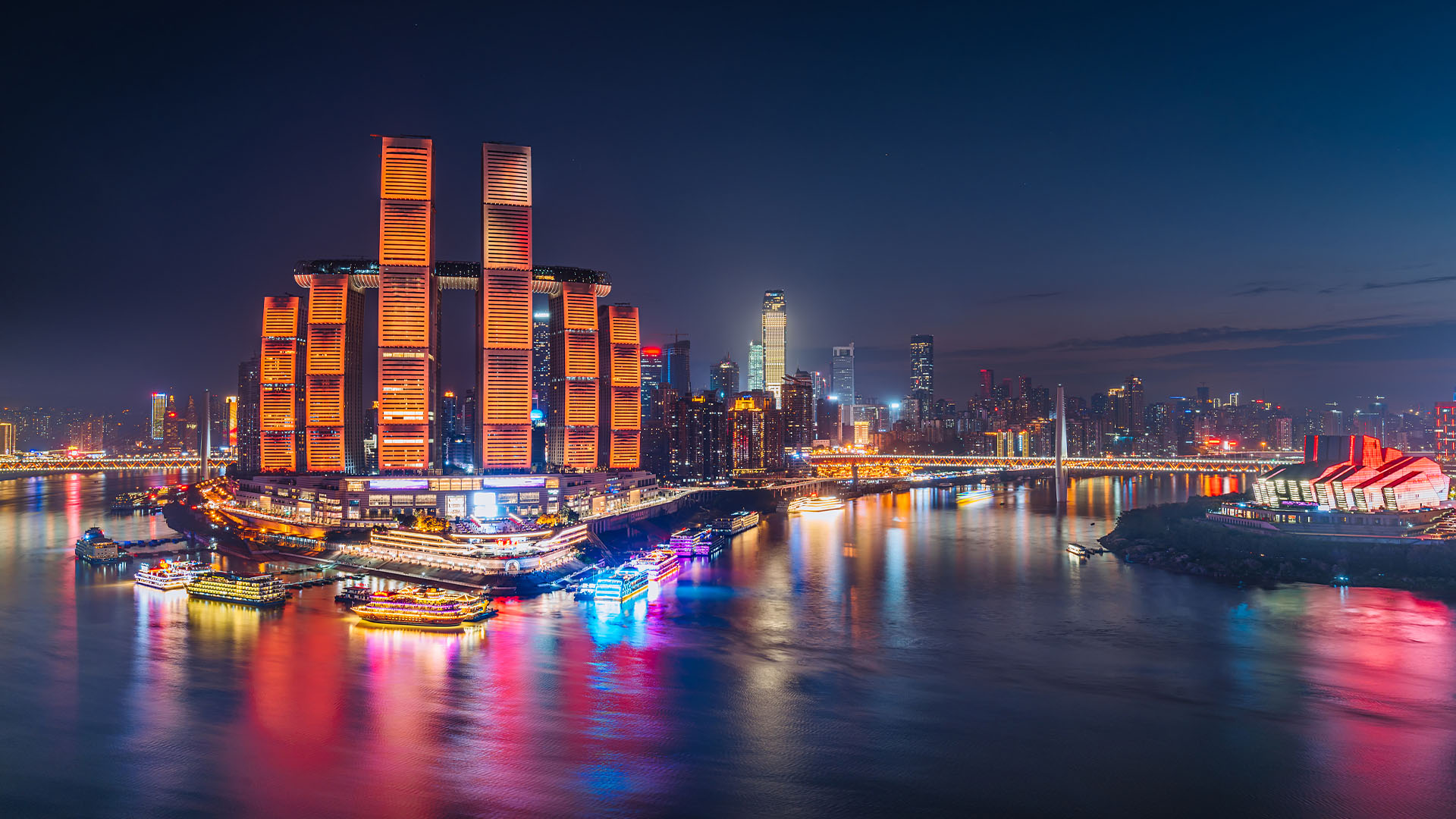 繼續航行至朝天門水域,來福士的"帆船"建築群亮起璀璨燈光,八棟高樓連成弧形水晶牆,科幻感十足,彷彿星際鉅艦停靠江岸。這裡也是兩江匯流的奇觀所在,長江的渾濁與嘉陵江的清澈在此交匯,形成"鴛鴦鍋"般的獨特景緻; 繼續航行至朝天門水域,來福士的"帆船"建築群亮起璀璨燈光,八棟高樓連成弧形水晶牆,科幻感十足,彷彿星際鉅艦停靠江岸。這裡也是兩江匯流的奇觀所在,長江的渾濁與嘉陵江的清澈在此交匯,形成"鴛鴦鍋"般的獨特景緻;