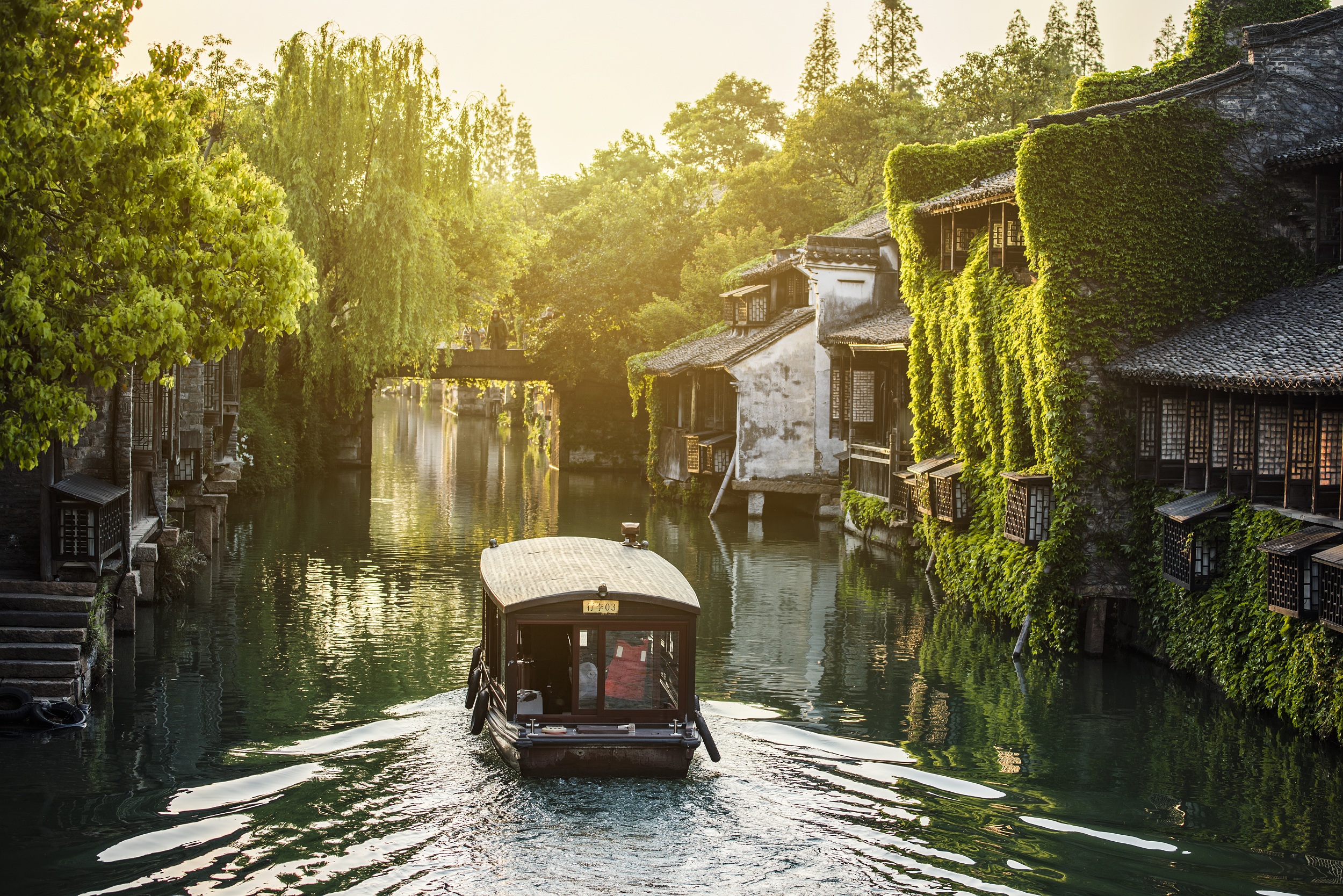 烏鎮搖櫓船：乘搖櫓船滑行於古橋下，聆聽悠揚民歌。