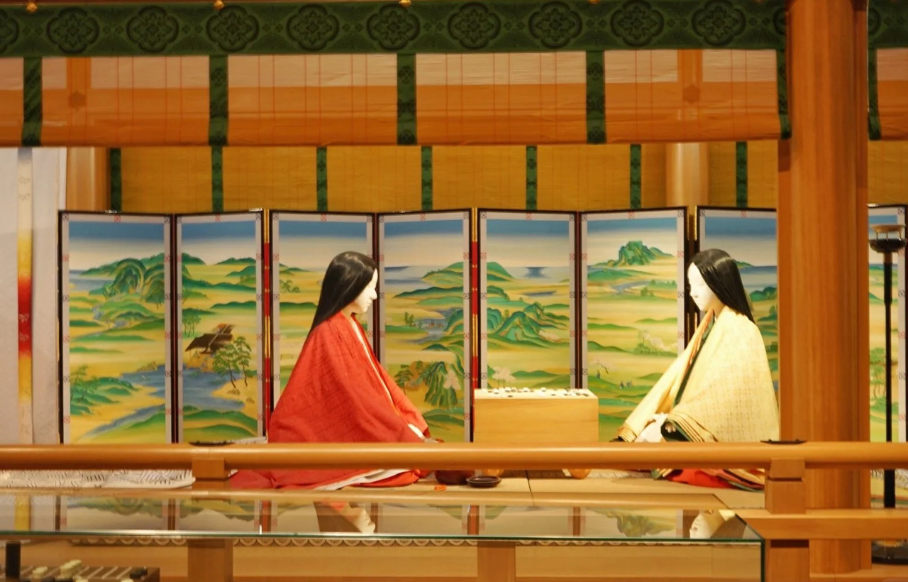 源氏物語博物館以精緻人偶再現平安貴族生活,屏風繪卷典雅細膩,氛圍靜謐莊重,宛如走入千年前的物語世界。 源氏物語博物館以精緻人偶再現平安貴族生活,屏風繪卷典雅細膩,氛圍靜謐莊重,宛如走入千年前的物語世界。