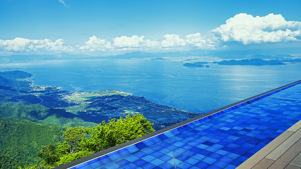 琵琶湖是日本最大湖泊，湖水遼闊、四季景色各異。登高遠望，湖天相接、群山環抱，湖光水色交織成壯麗畫卷，是關西著名的自然觀景勝地。