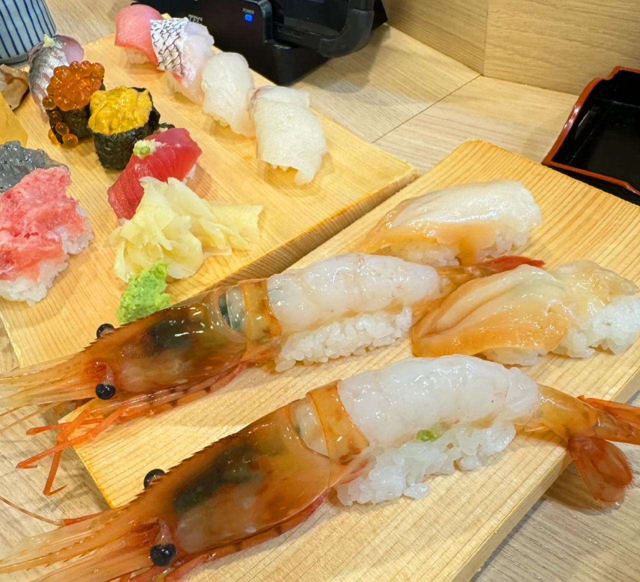 There are many kinds of seafood in the market, such as abalone, prawns, scallops, etc., each of which is mouth-watering.